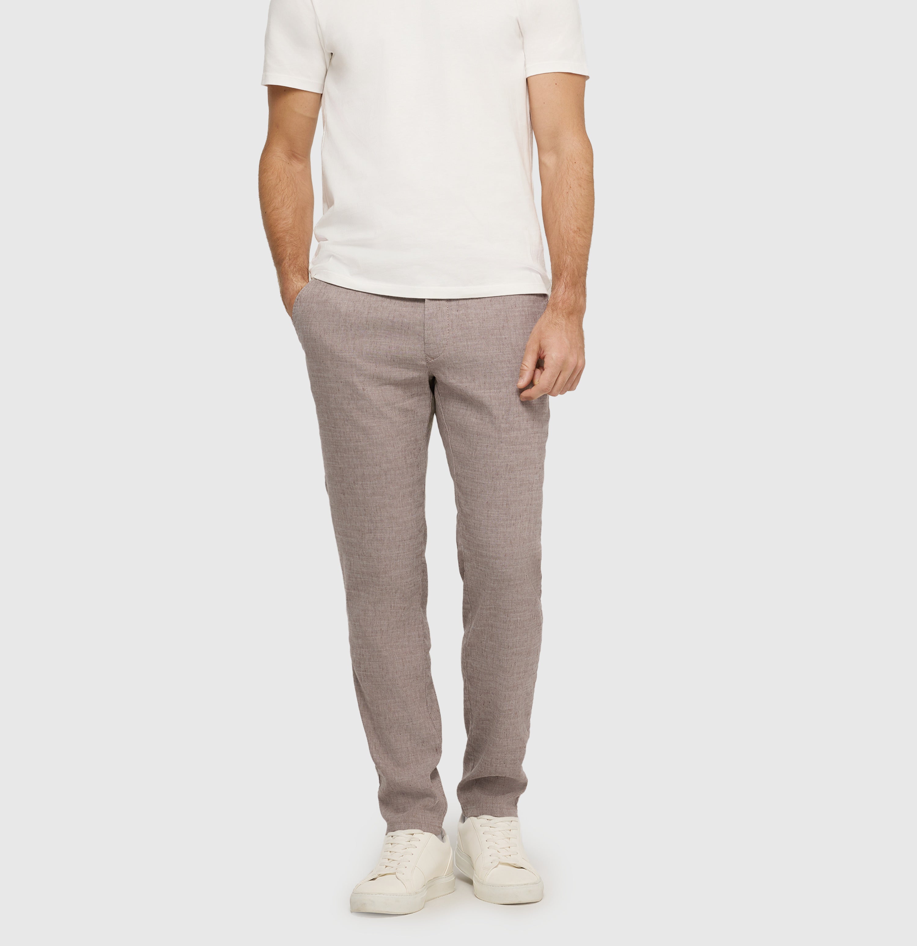 Chino in a flowing linen-viscose blend. | Lennox Sport | clay | Front view of model