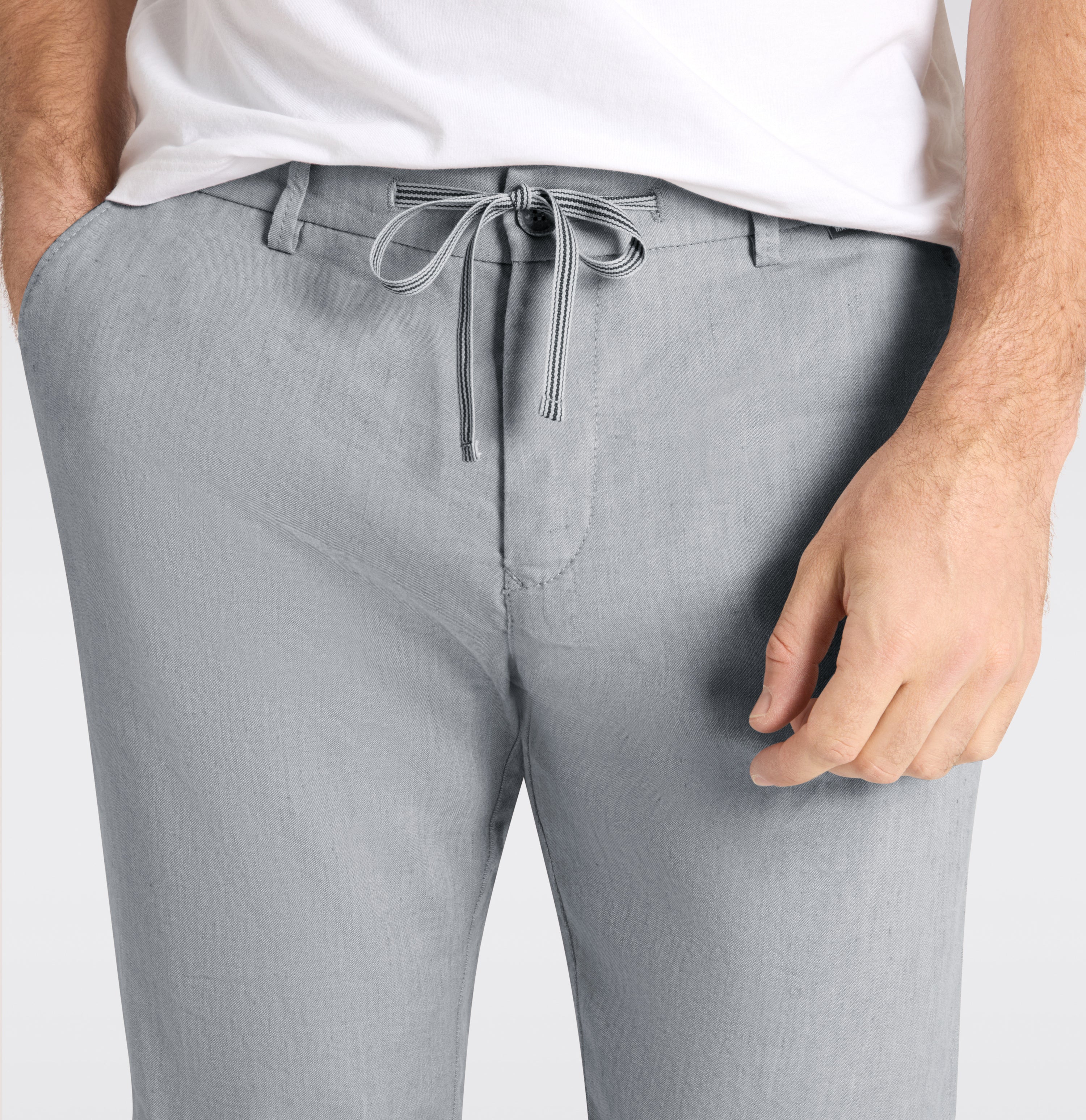 Chino in a flowing linen-viscose blend. | Lennox Sport | silver | Side view of model