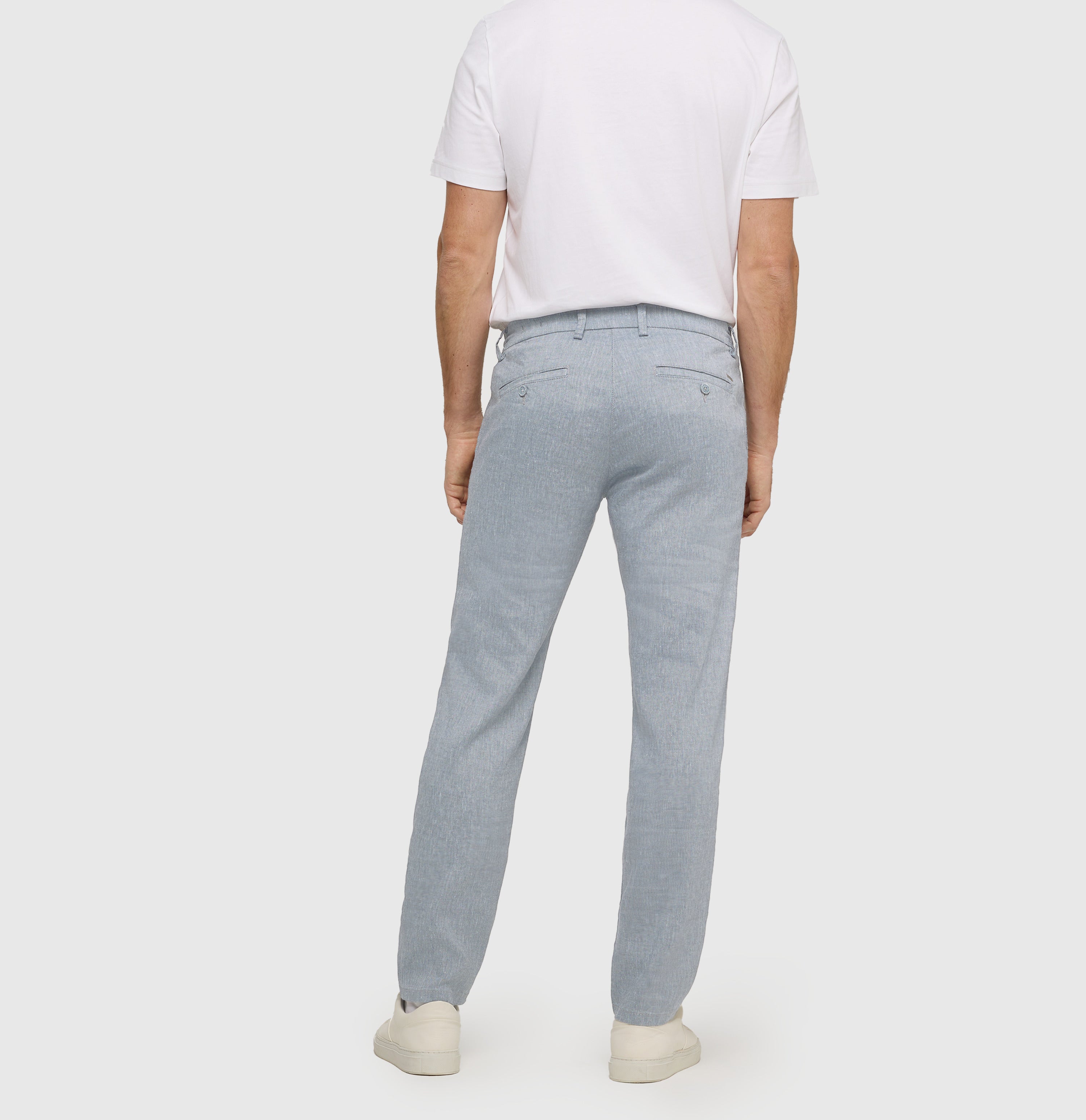 Chino in a flowing linen-viscose blend. | Lennox Sport | capri blue | Back view of model