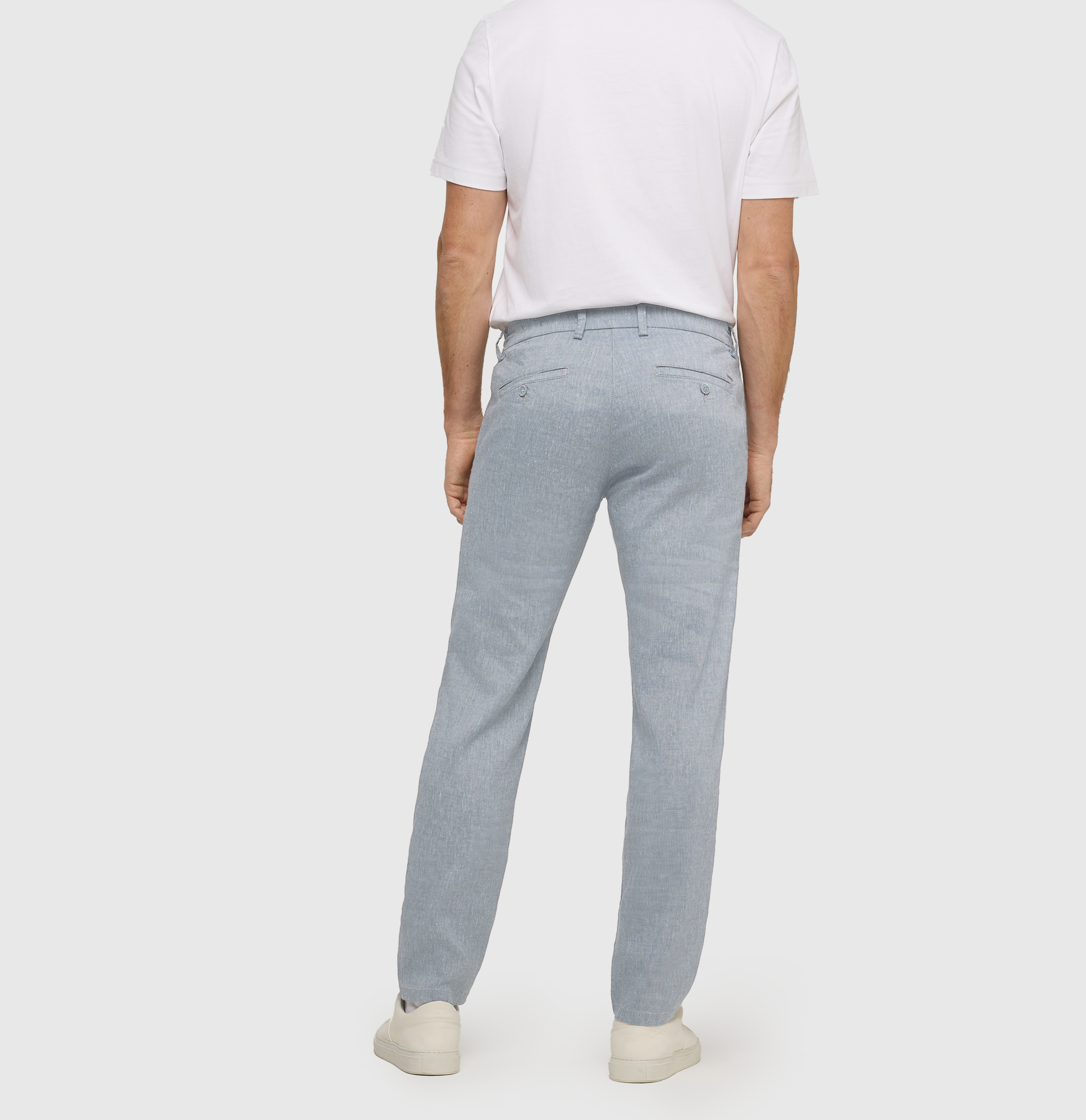 Chino in a flowing linen-viscose blend. | Lennox Sport | capri blue | Back view of model