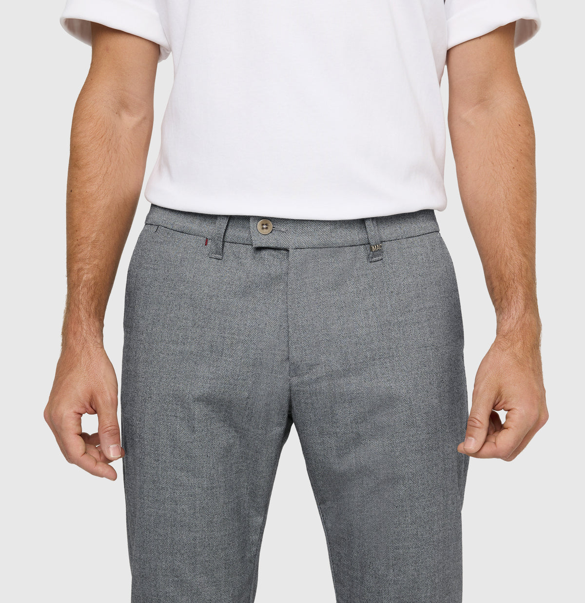 Regular chino with herringbone pattern. | Lennox | light storm grey herringbone | Side view of model