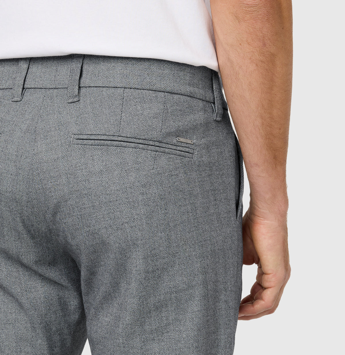 Regular chino with herringbone pattern. | Lennox | light storm grey herringbone | Detailed view 2 of model