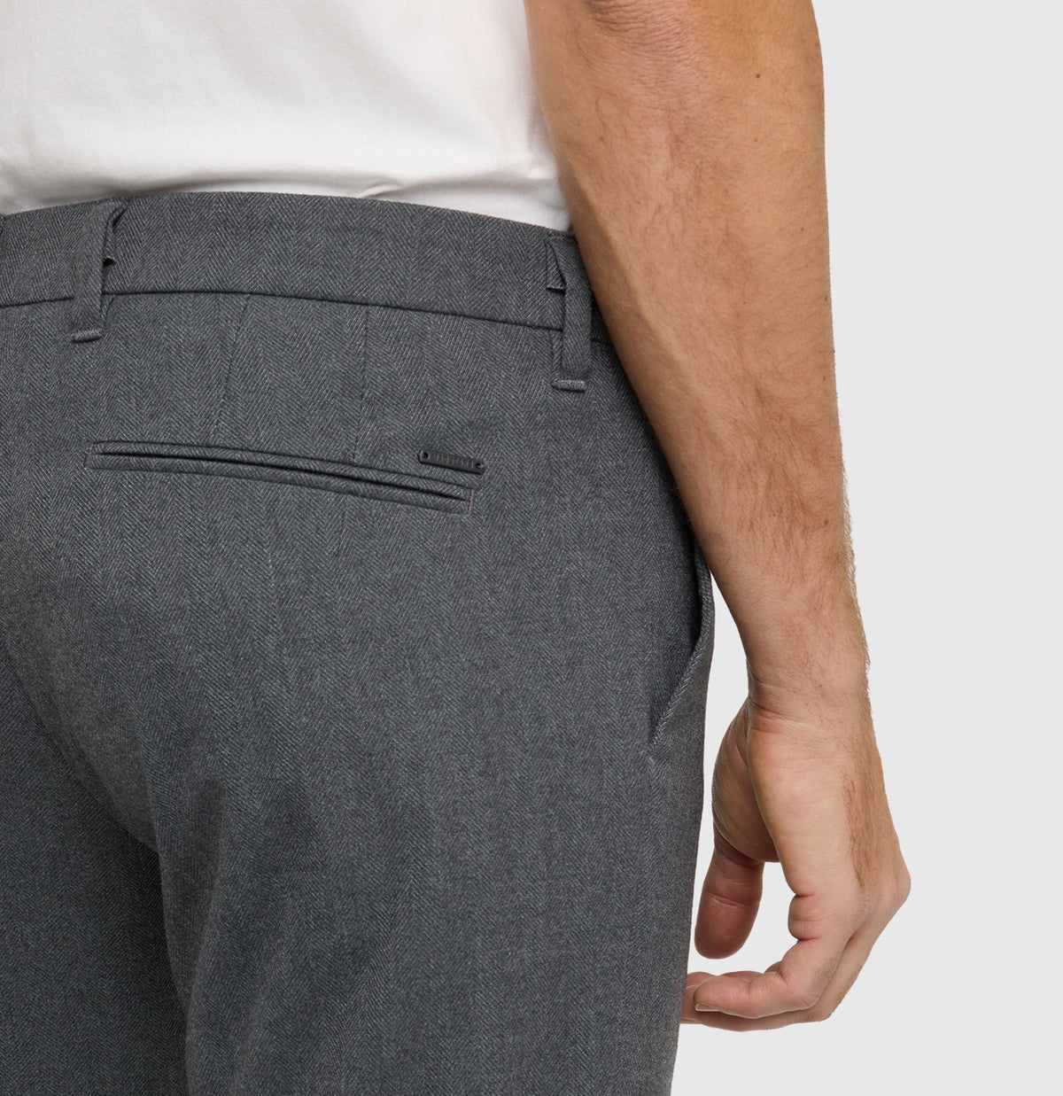 Regular chino with herringbone pattern. | Lennox | grey stone herringbone | Detailed view 2 of model