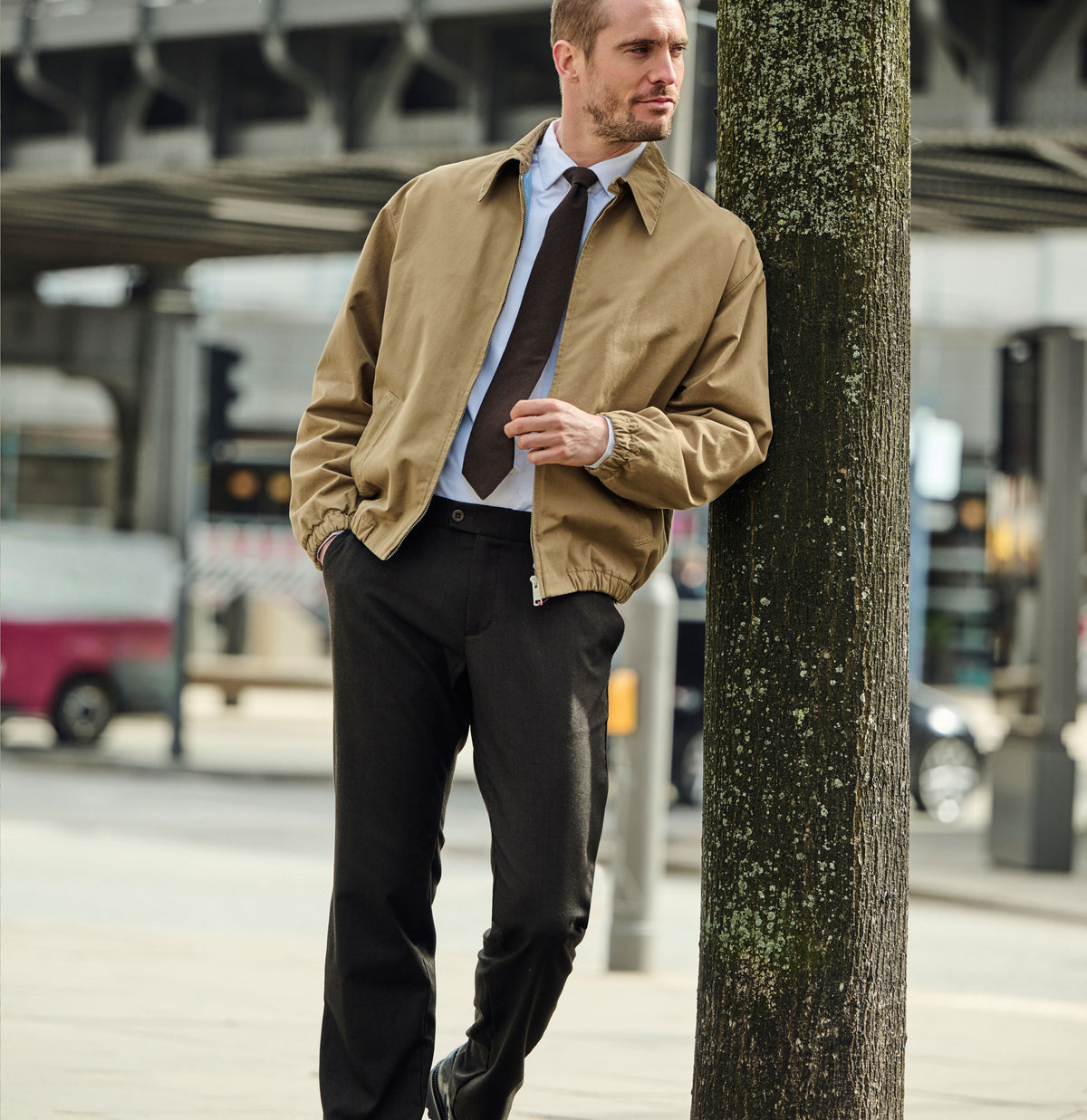 Regular chino with herringbone pattern. | Lennox | mahagony brown herringbone | Campaign image 3