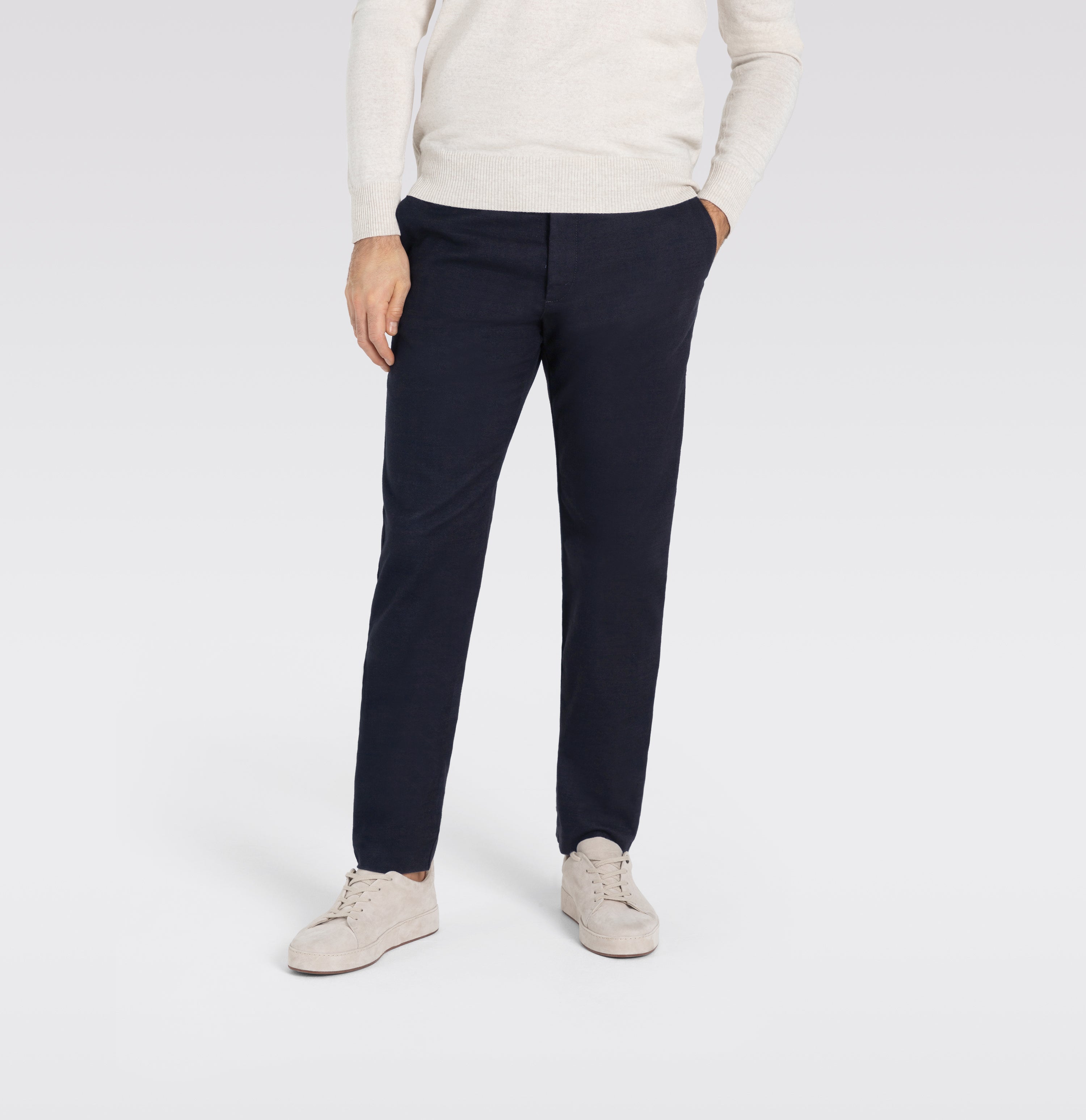 Extra soft corduroy chino in a lyocell blend. With a fine shine. | Lennox | midnight blue | Front view of model