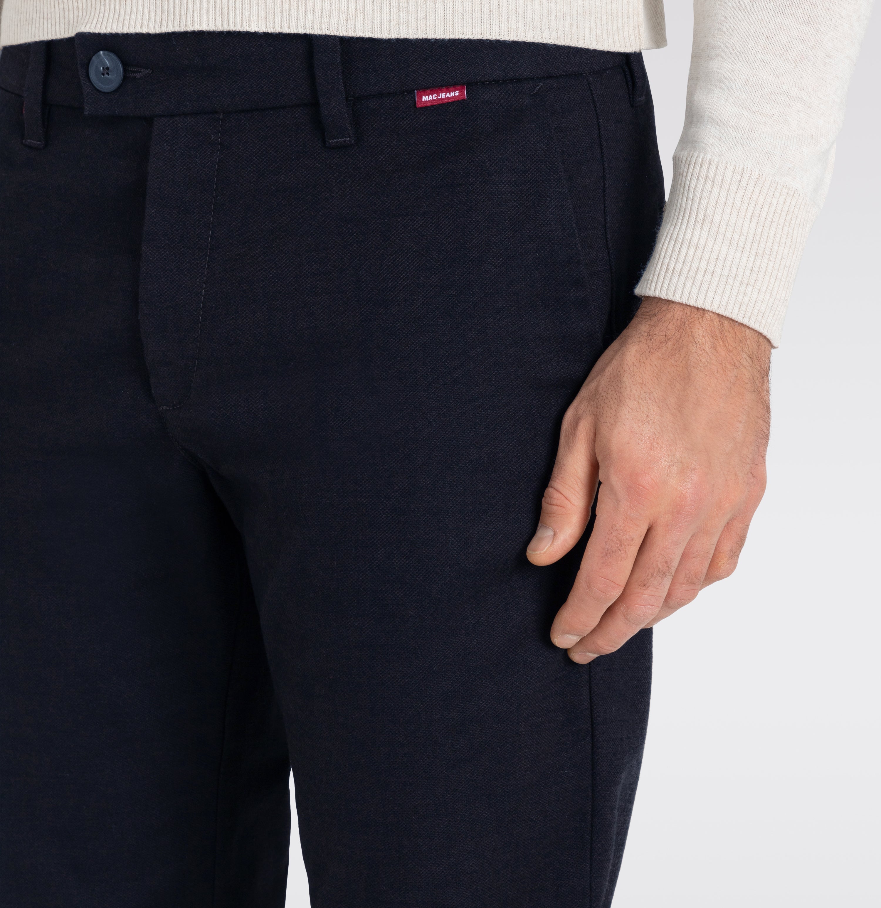 Extra soft corduroy chino in a lyocell blend. With a fine shine. | Lennox | midnight blue | Side view of model