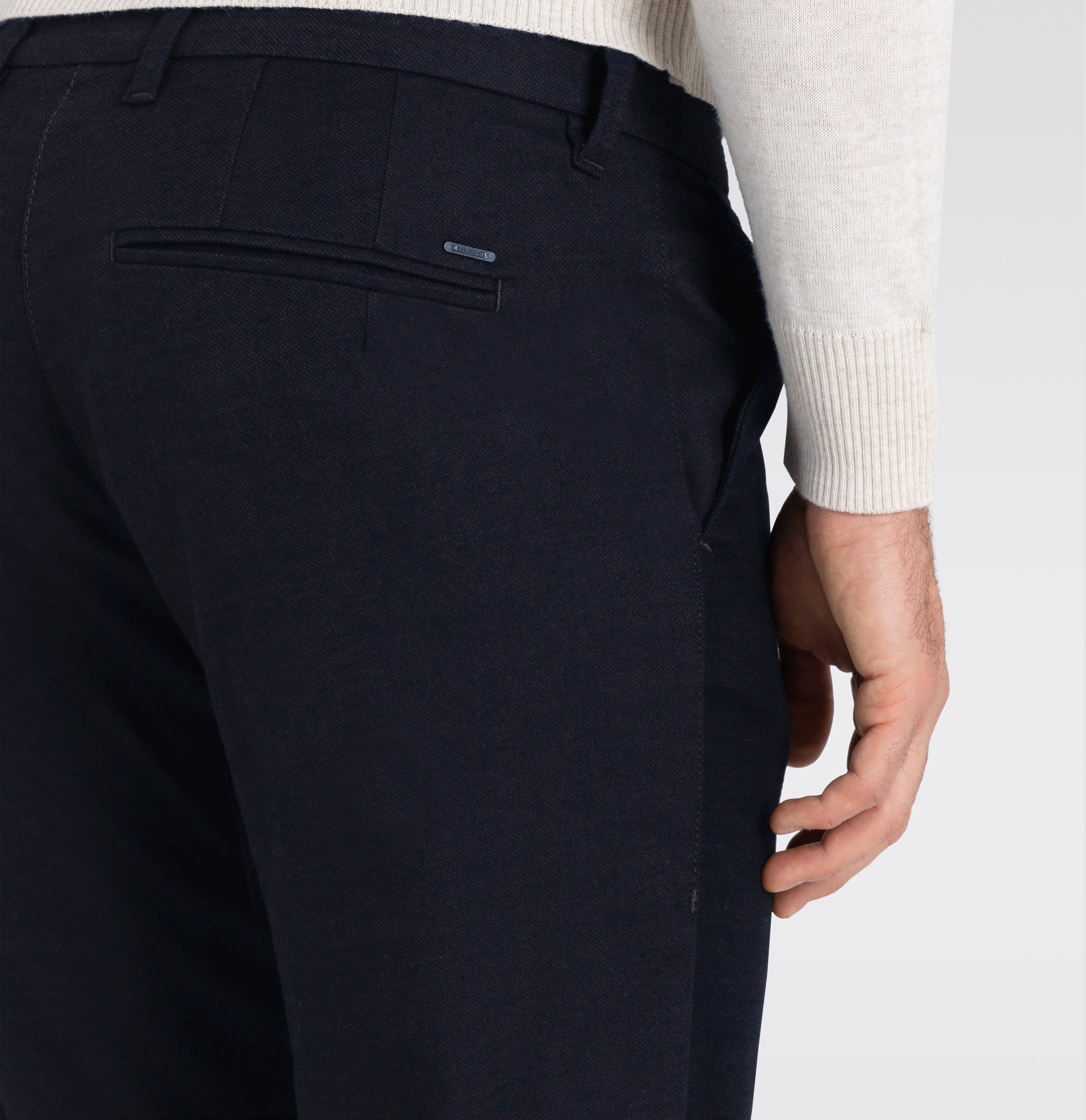 Extra soft corduroy chino in a lyocell blend. With a fine shine. | Lennox | midnight blue | Detailed view 2 of model
