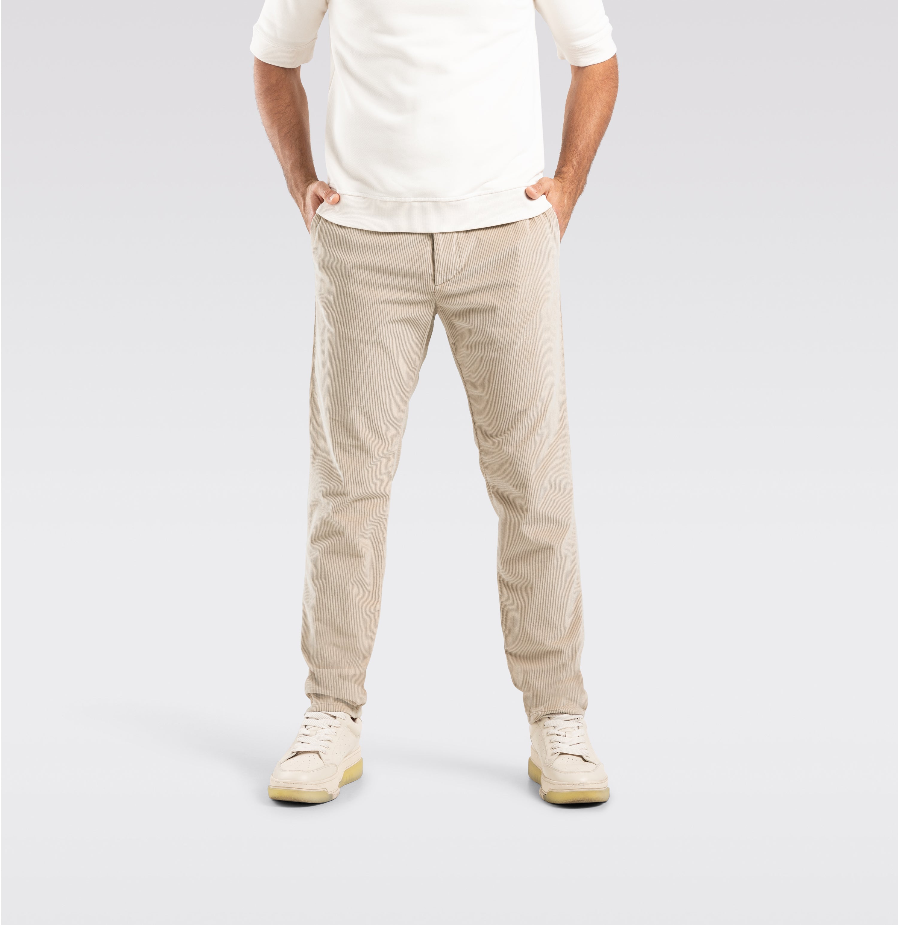 Extra soft corduroy chino in a lyocell blend. With a fine shine. | S-NAME | S-FBBZ | Front view of model