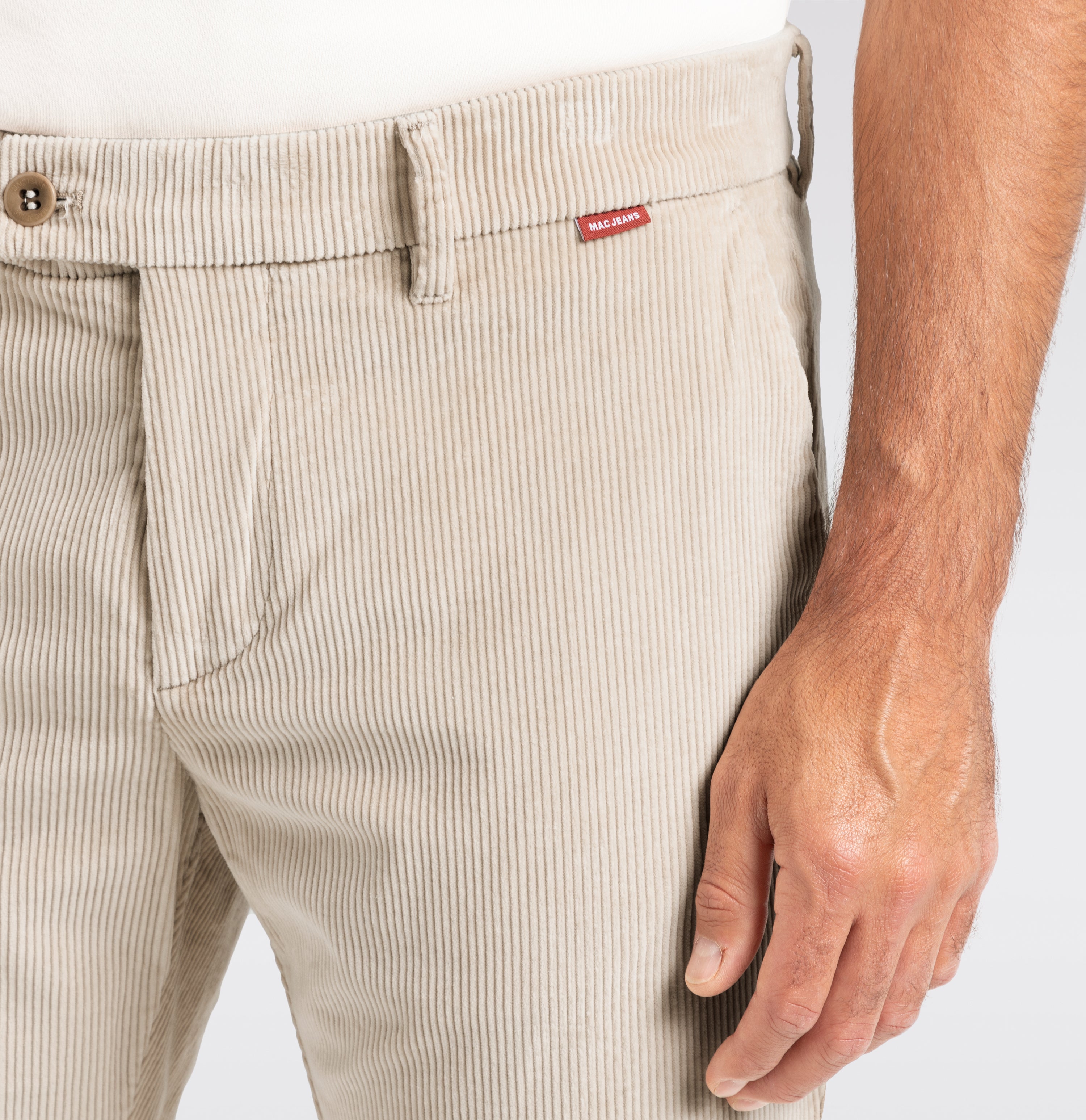 Extra soft corduroy chino in a lyocell blend. With a fine shine. | Lennox | kitt | Side view of model