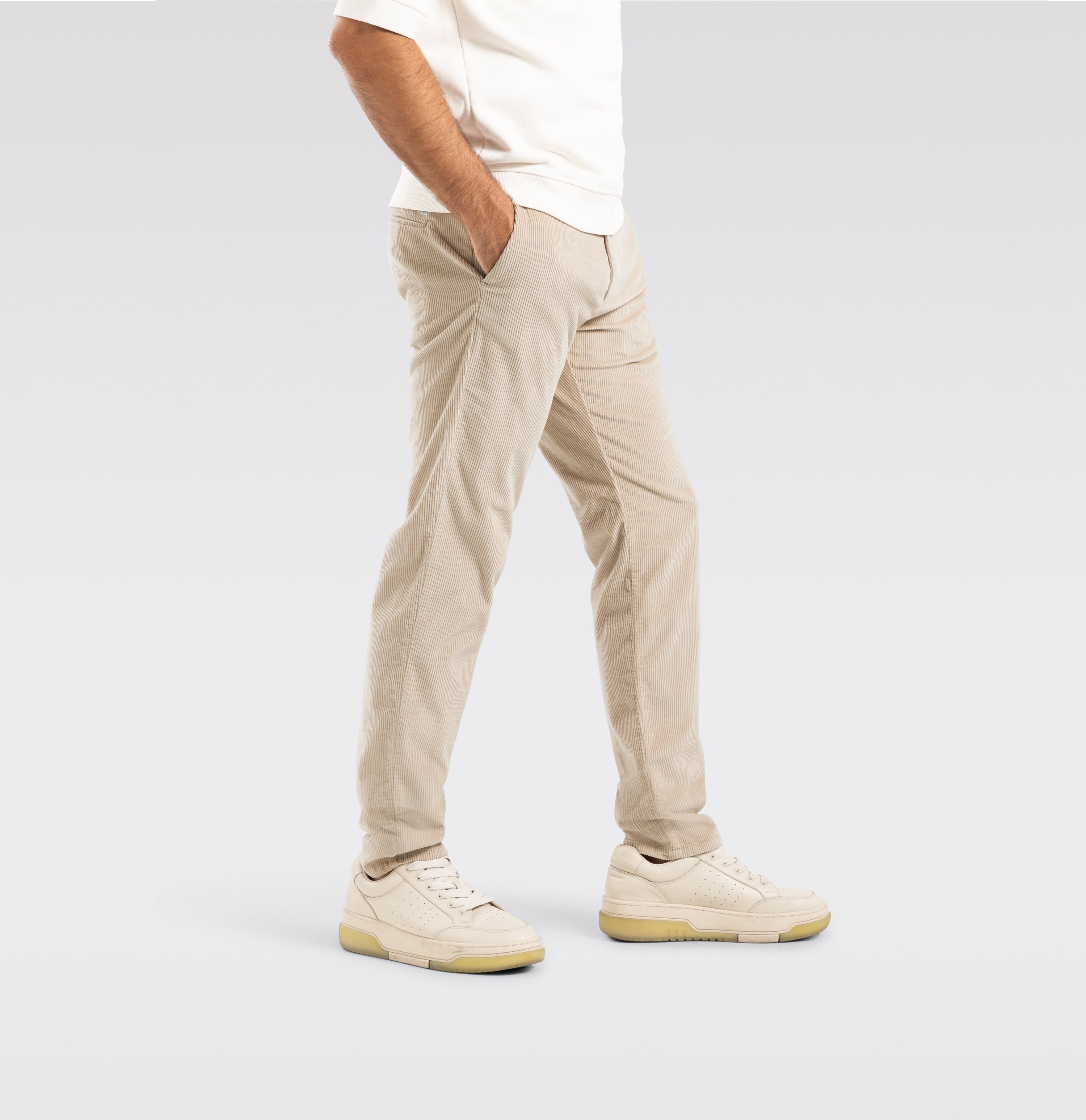 Extra soft corduroy chino in a lyocell blend. With a fine shine. | Lennox | kitt | Detailed view 2 of model