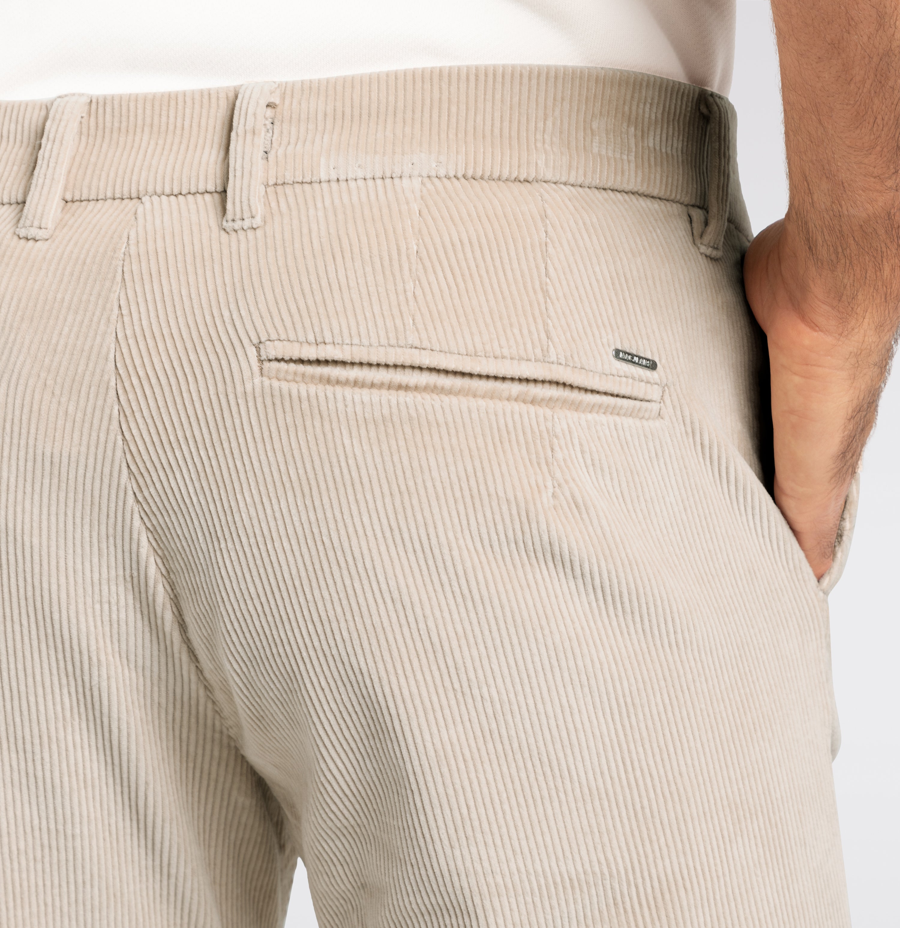 Extra soft corduroy chino in a lyocell blend. With a fine shine. | Lennox | kitt | Detailed view 3 of model