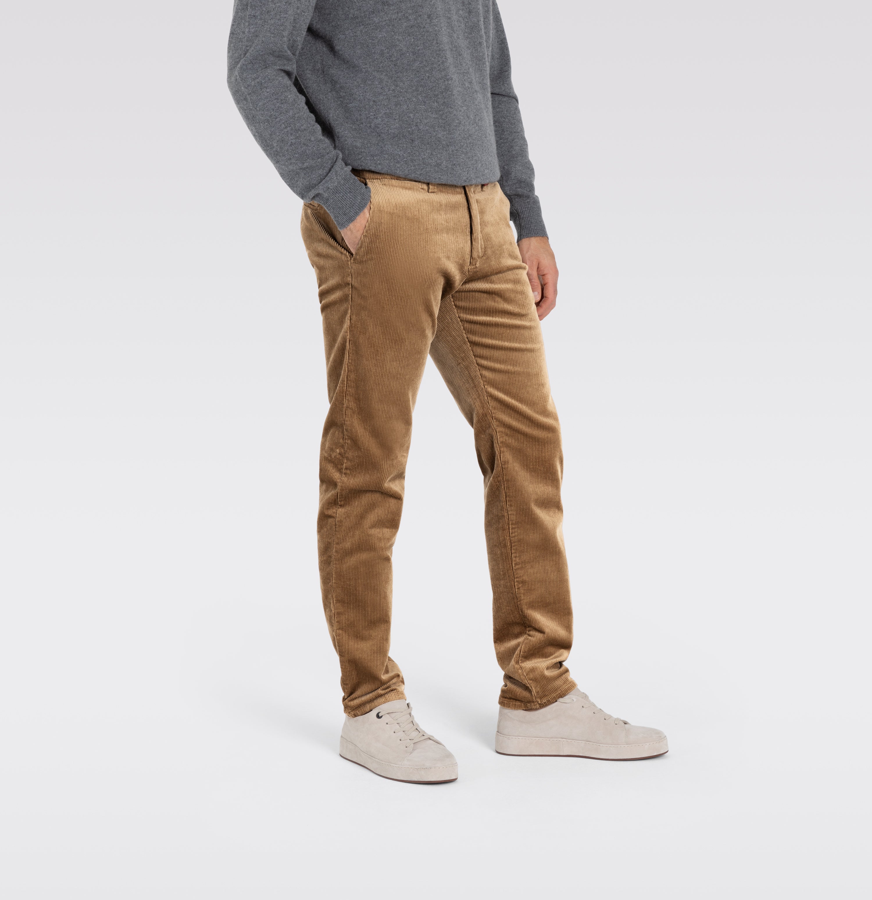 Extra soft corduroy chino in a lyocell blend. With a fine shine. | Lennox | toasted coconut | Detailed view 2 of model