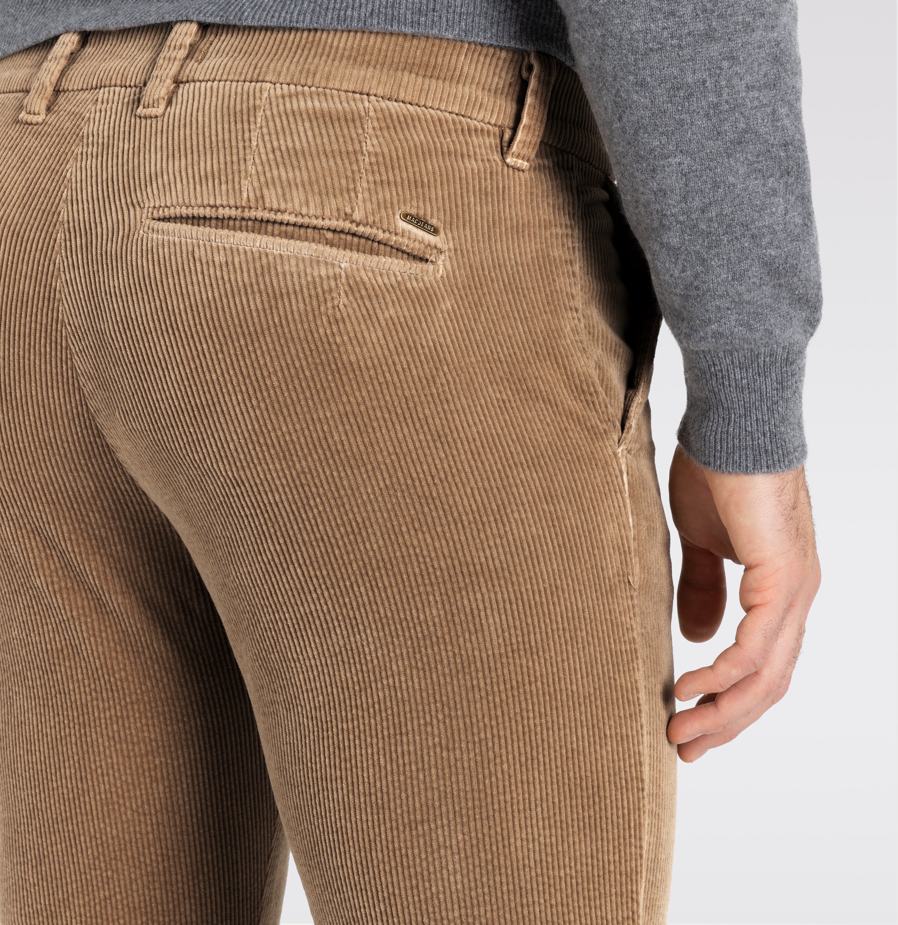 Extra soft corduroy chino in a lyocell blend. With a fine shine. | Lennox | toasted coconut | Detailed view 3 of model