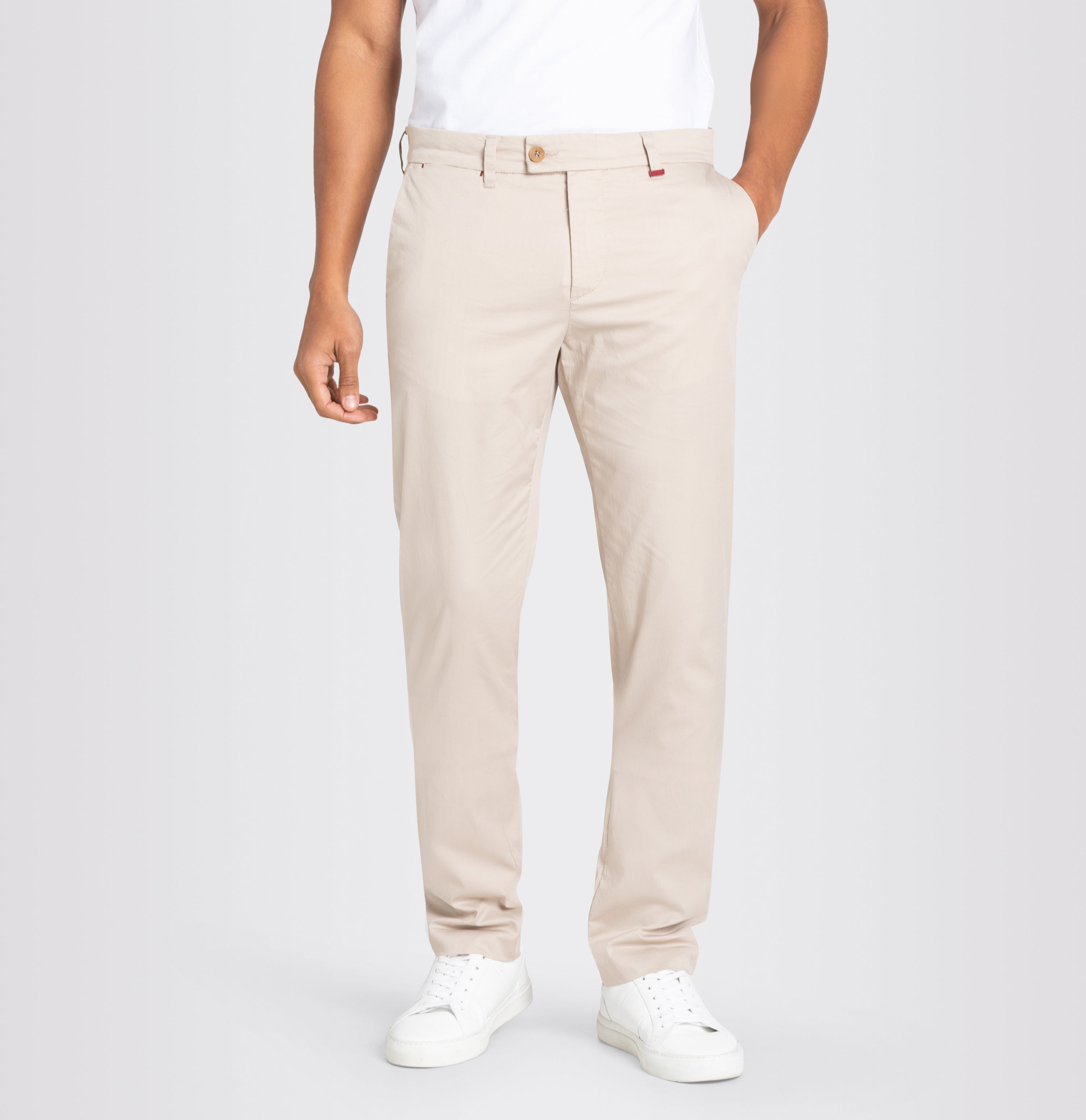 Exquisite modern fit chino in a light, cooling material. | Lennox | string | Front view of model
