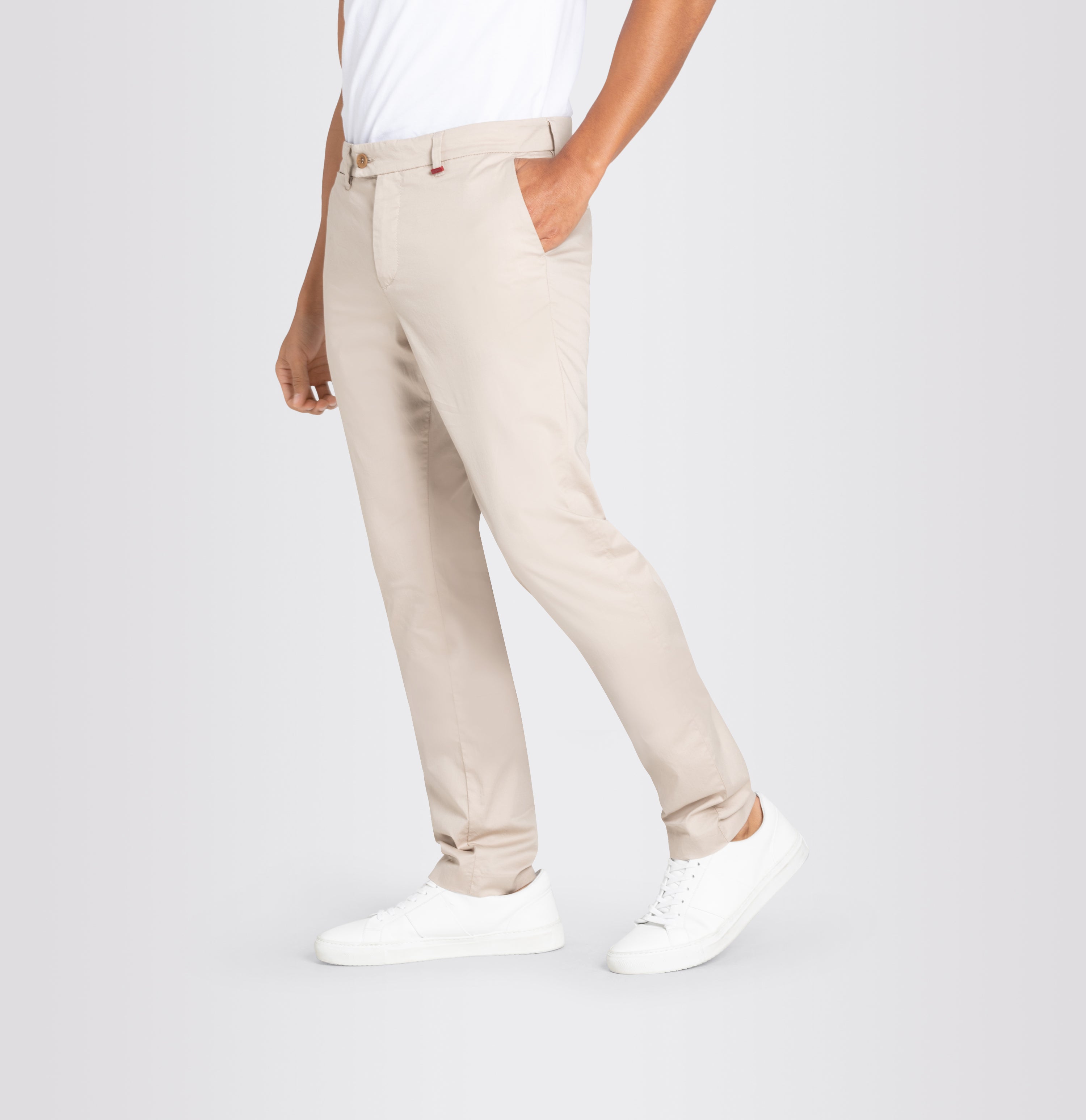 Exquisite modern fit chino in a light, cooling material. | Lennox | string | Detailed view 3 of model