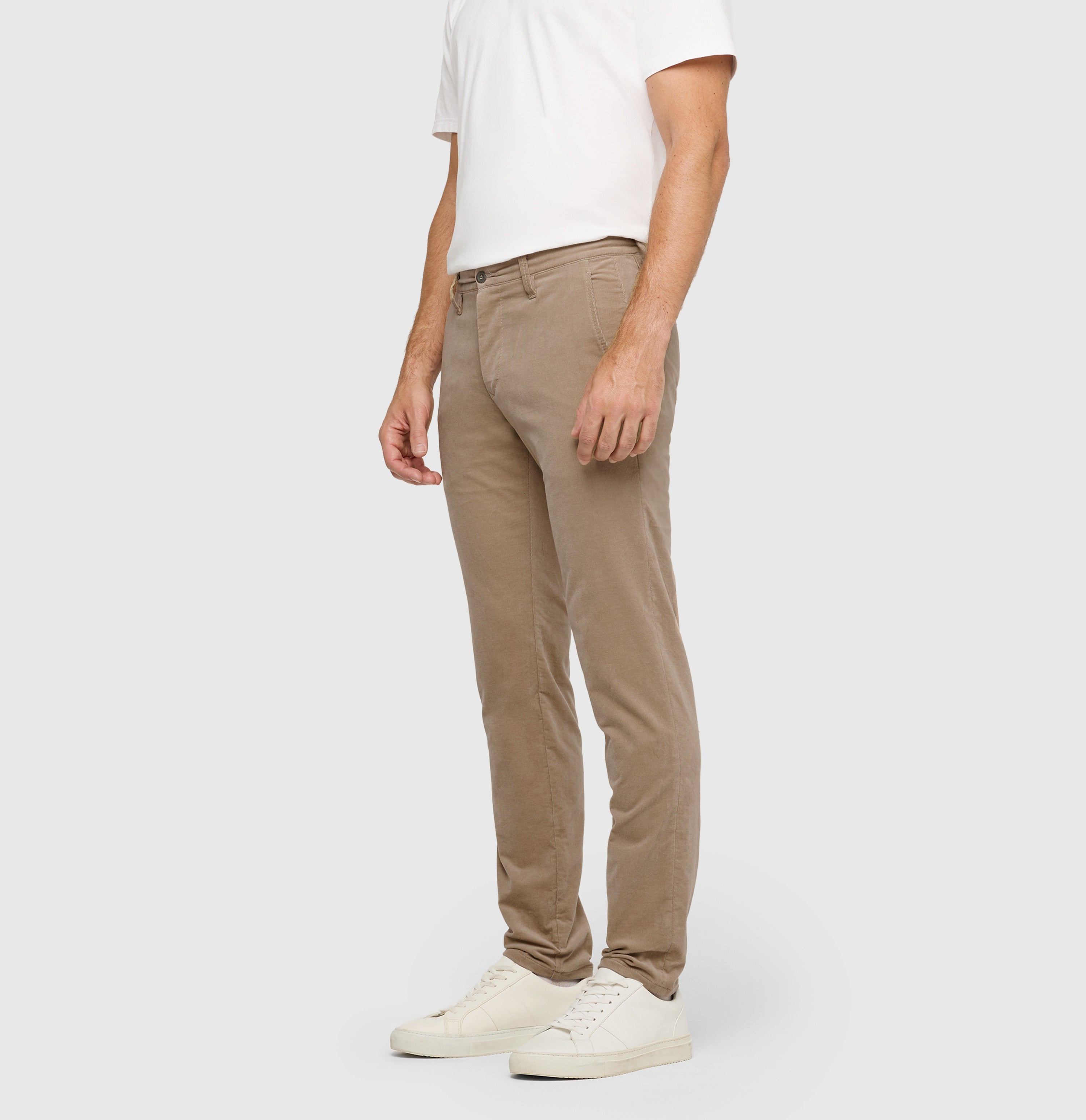 Driver chinos made of soft, fine corduroy. | Driver Pants | golden terra | Side view of model