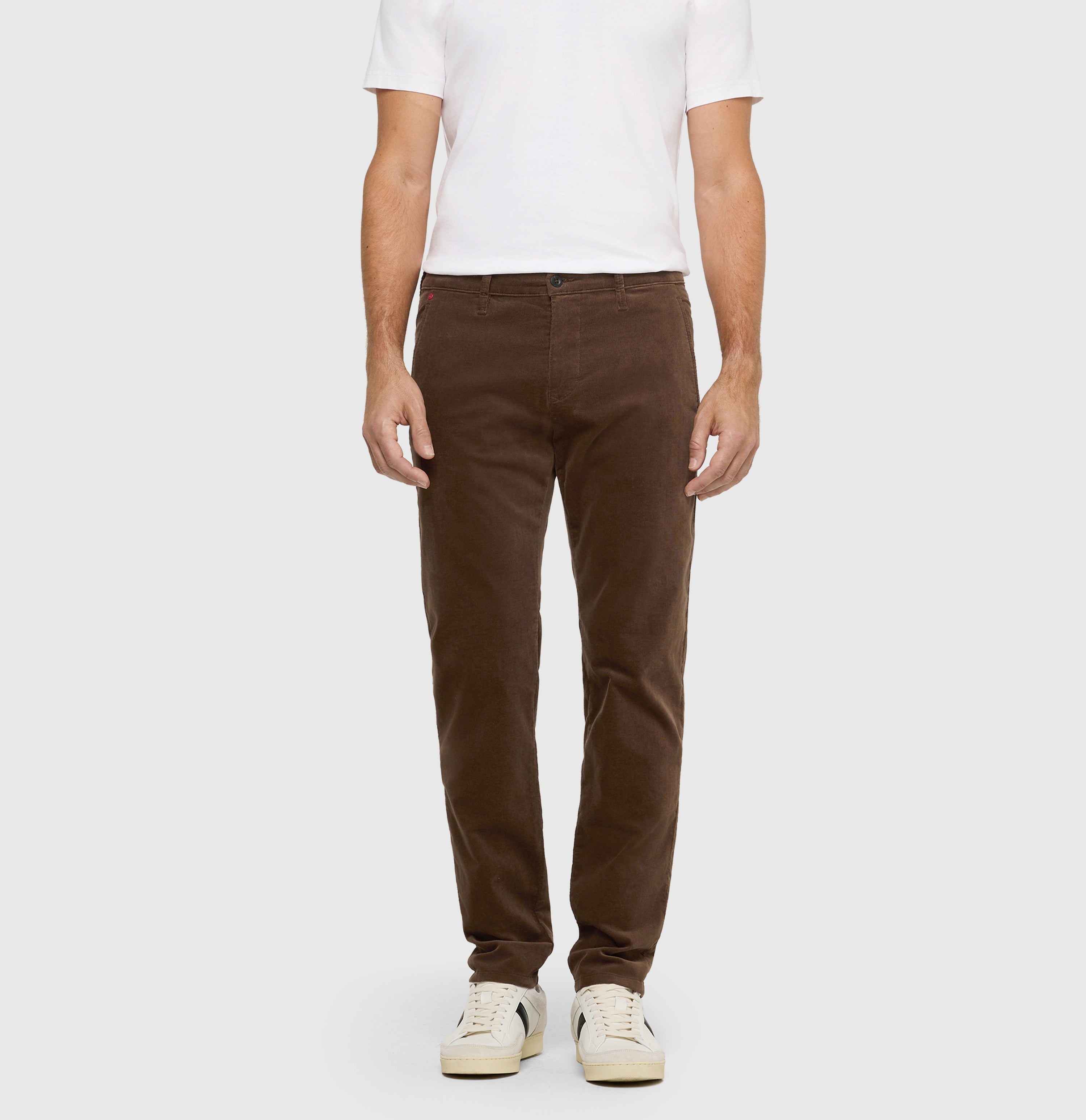 Driver chinos made of soft, fine corduroy. | Driver Pants | hot fudge | Front view of model