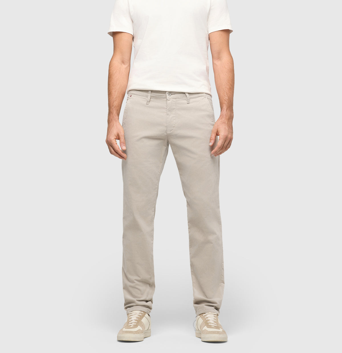 Driver chinos made of soft, fine corduroy. | Driver Pants | kitt | Front view of model