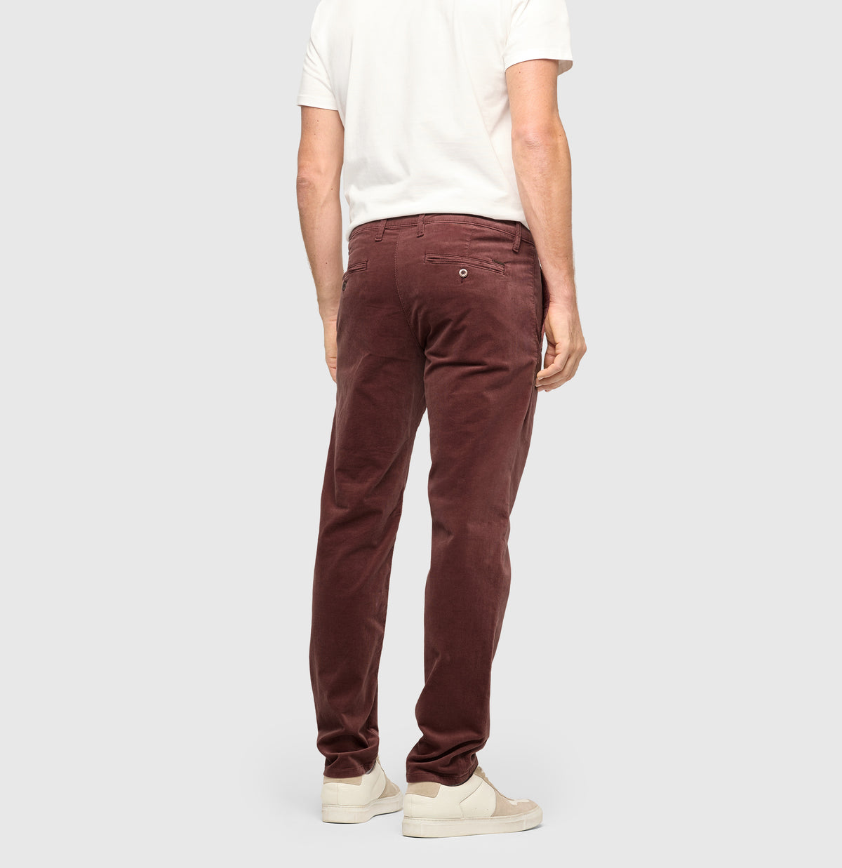 Driver chinos made of soft, fine corduroy. | Driver Pants | bordeaux | Back view of model