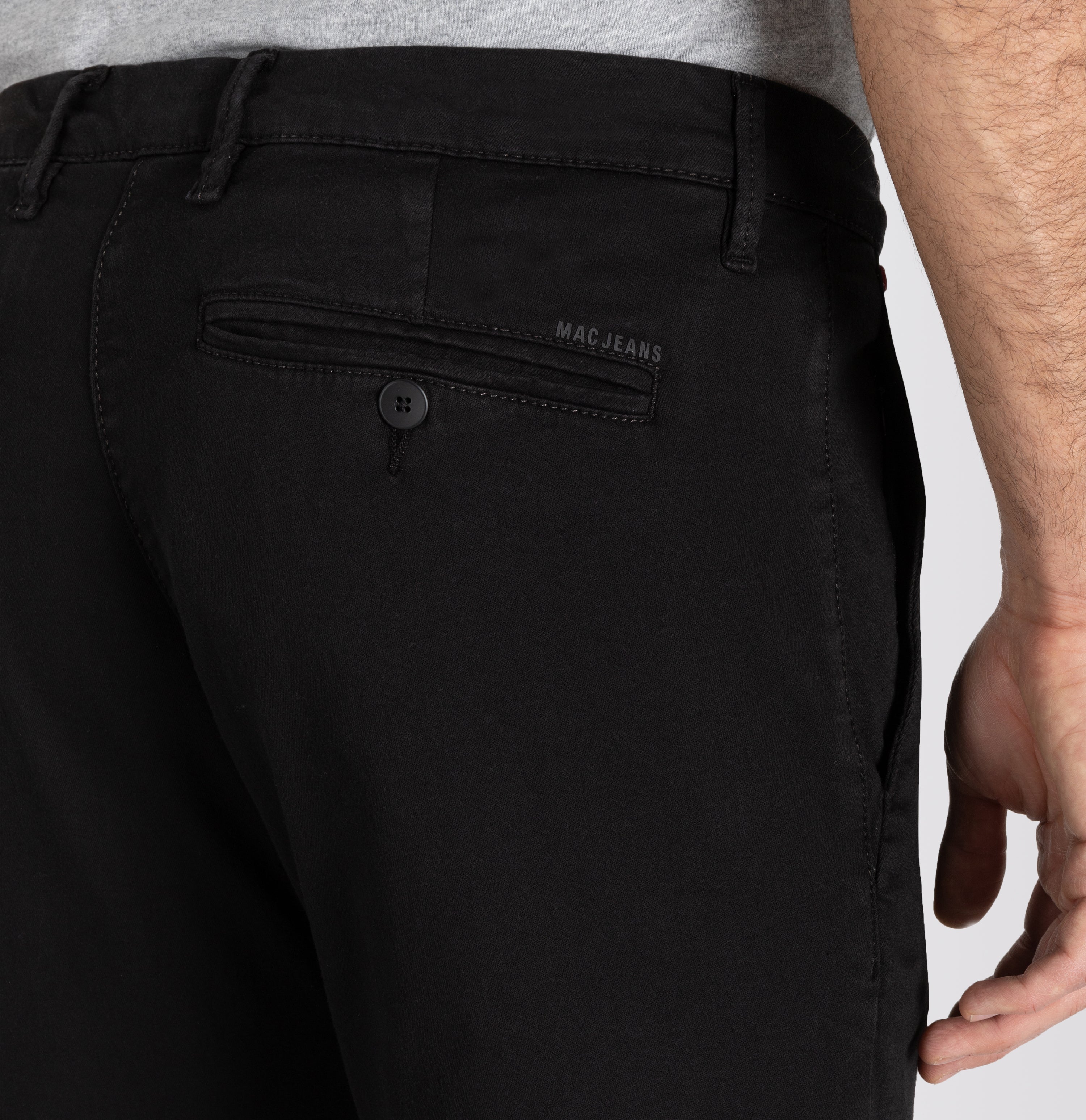 Flexible ultimate driver pants in a chino design. | Driver Pants | black | Detailed view 2 of model