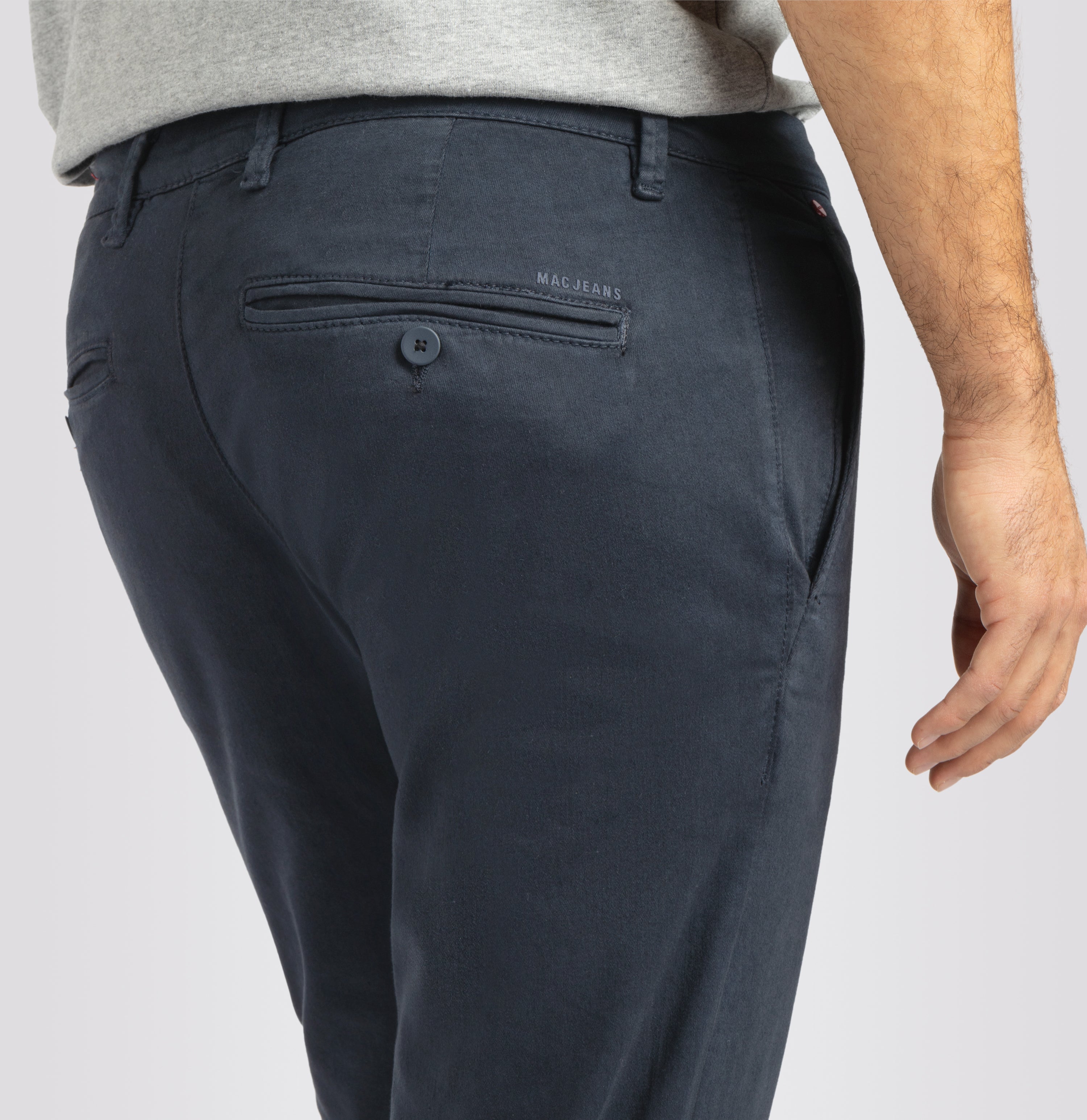 Flexible ultimate driver pants in a chino design. | Driver Pants | midnight blue | Side view of model