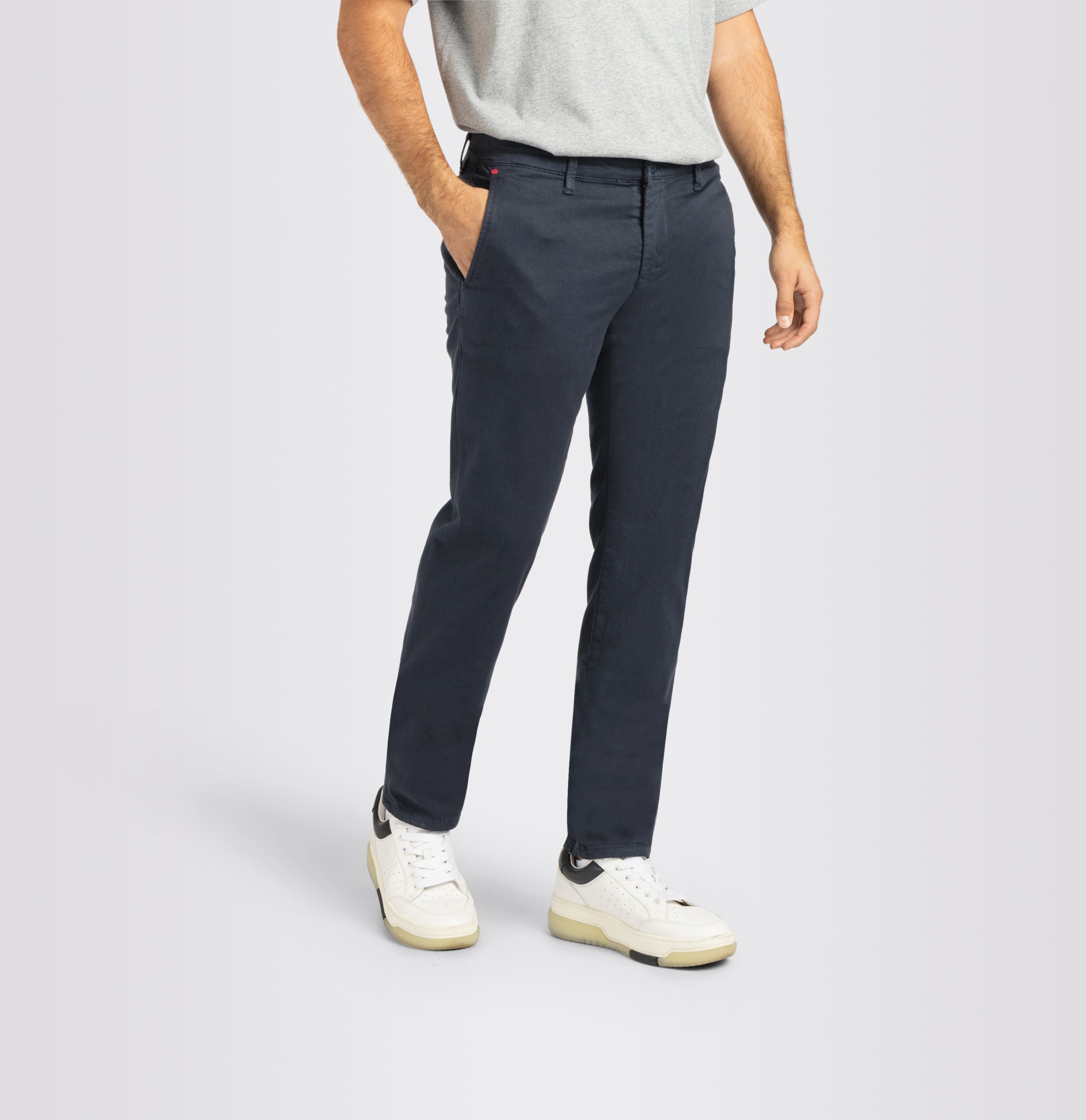 Flexible ultimate driver pants in a chino design. | Driver Pants | midnight blue | Detailed view 2 of model