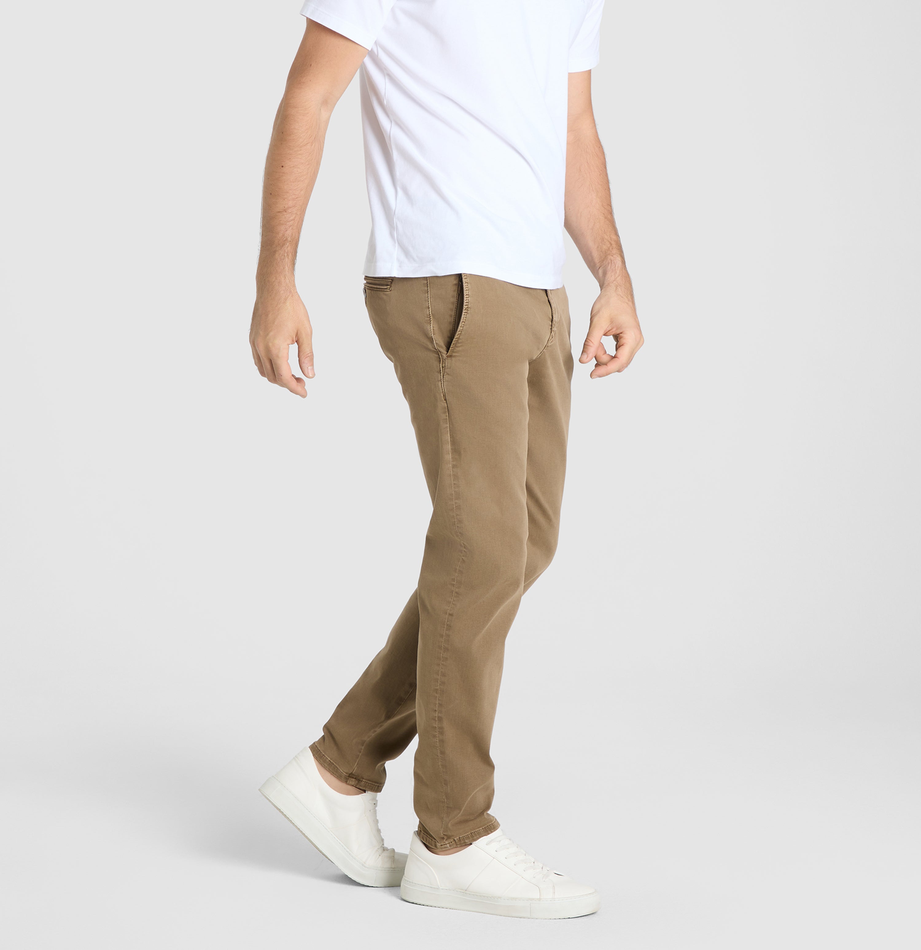 Flexible ultimate driver pants in a chino design. | Driver Pants | chocolate mousse | Side view of model