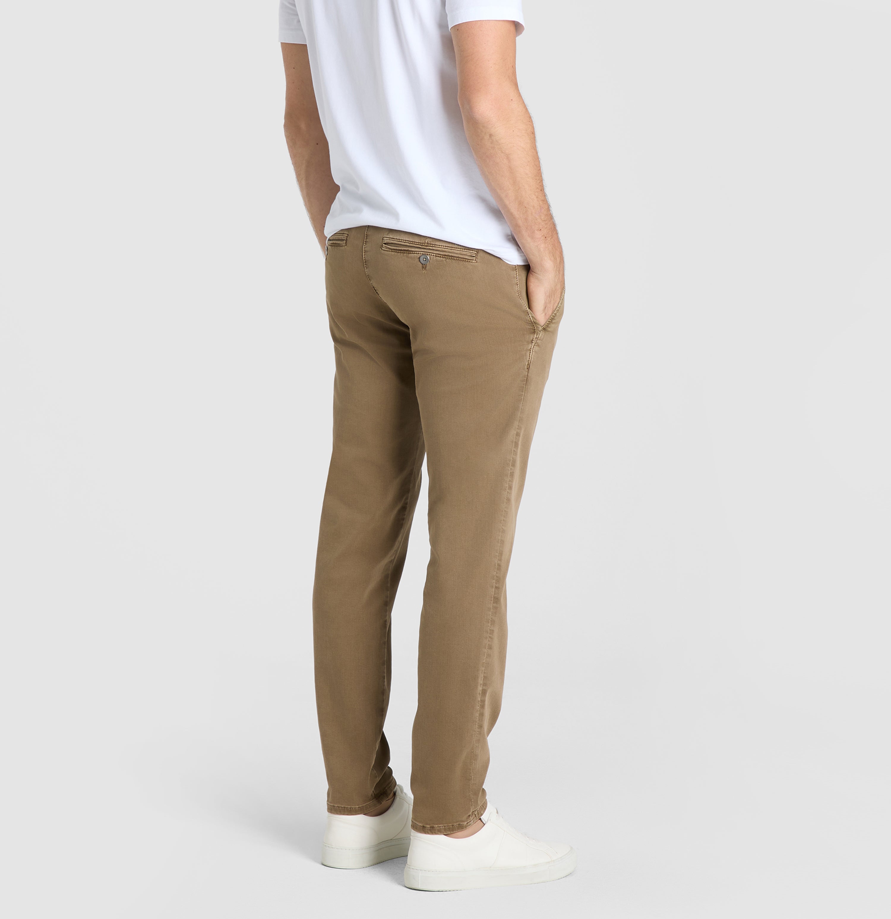 Flexible ultimate driver pants in a chino design. | Driver Pants | chocolate mousse | Detailed view 2 of model