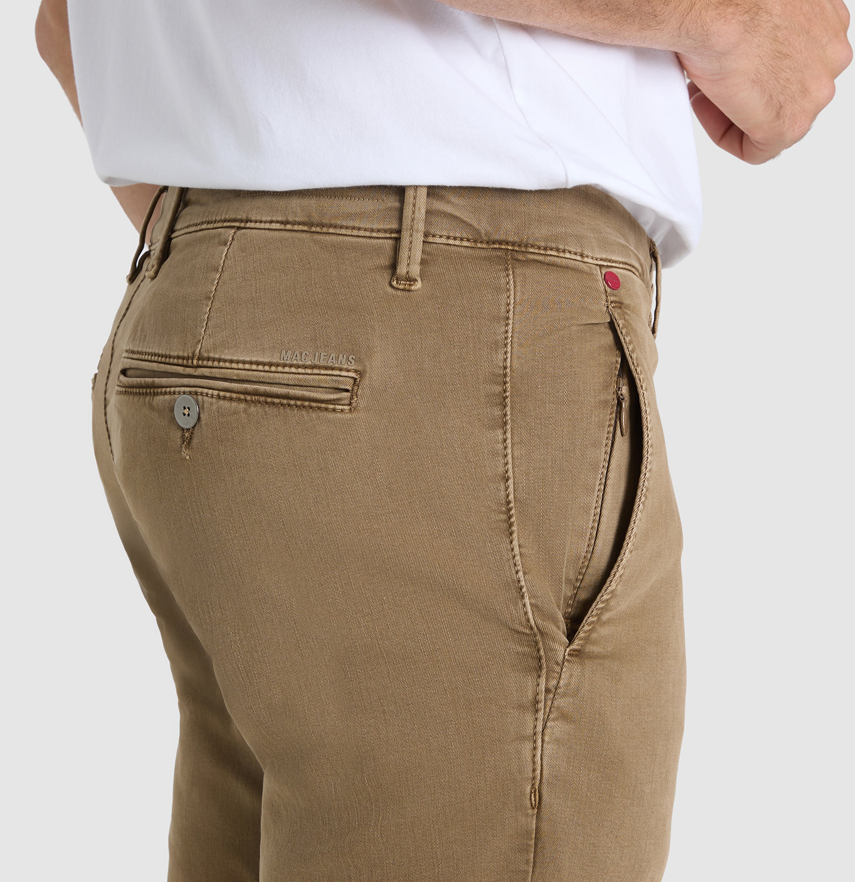 Flexible ultimate driver pants in a chino design. | Driver Pants | chocolate mousse | Detailed view 3 of model