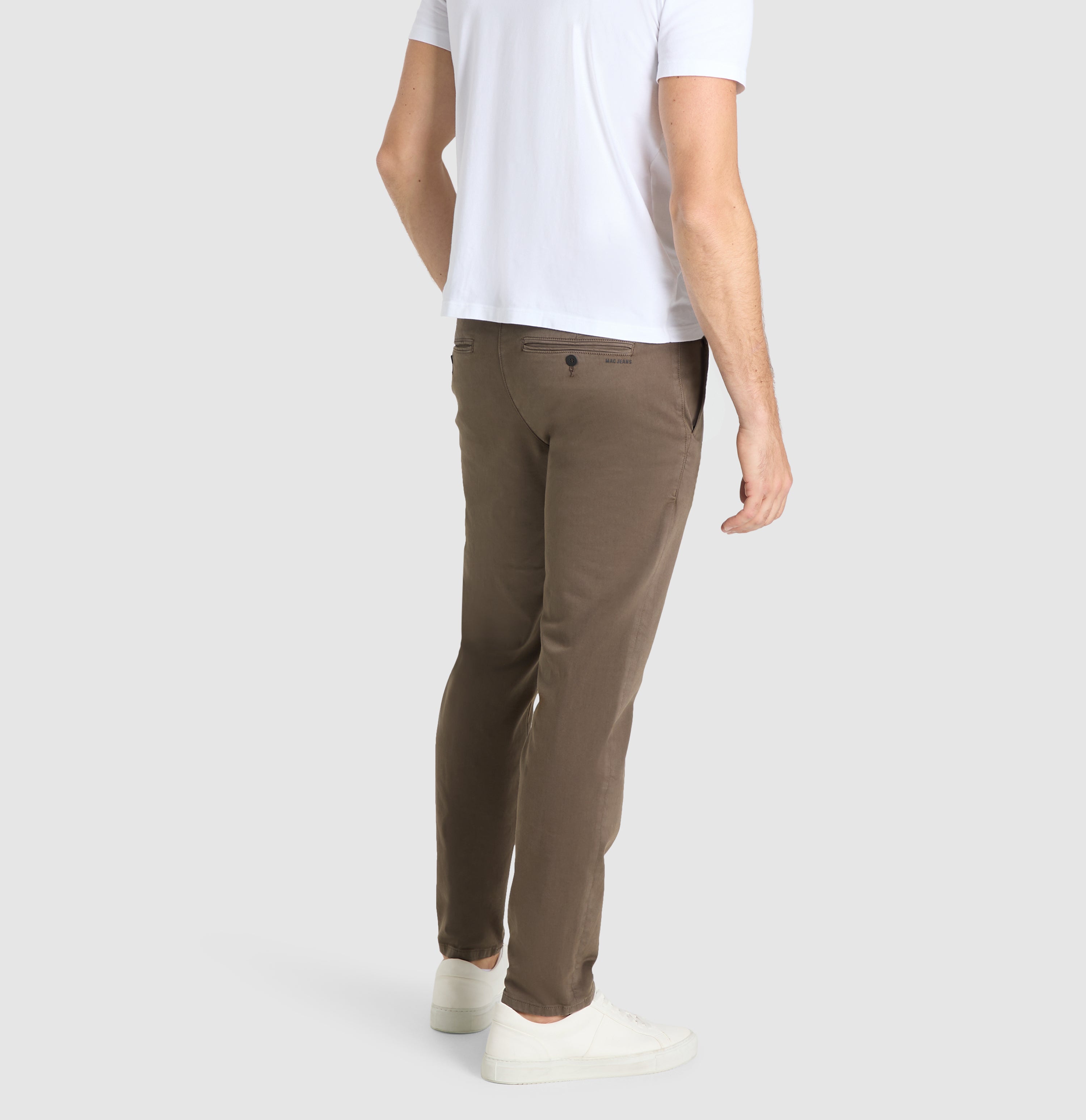 Ultimate driver pants in a chino design. | Driver Pants | chocolate brown | Detailed view 2 of model