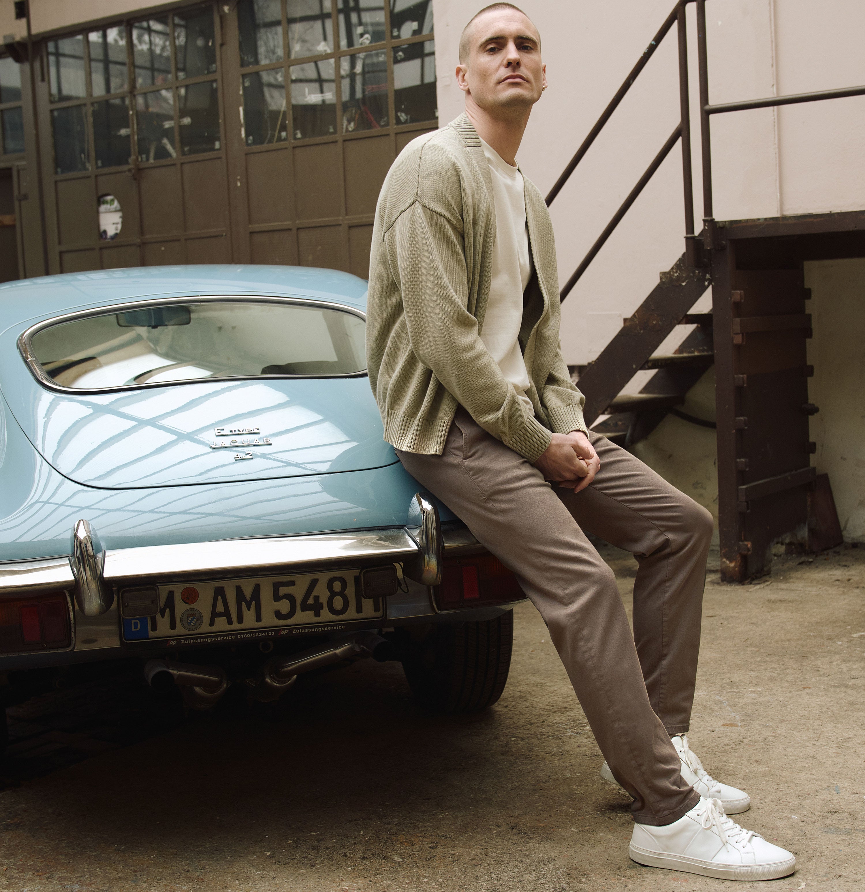 Ultimate driver pants in a chino design. | Driver Pants | chocolate brown | Full-body of model