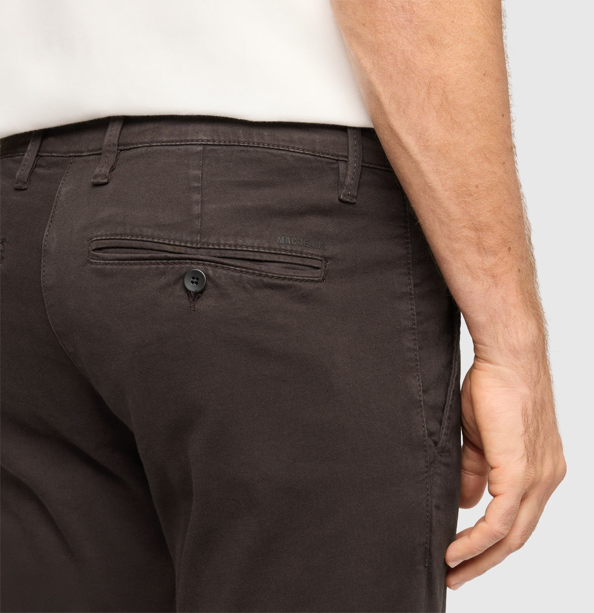 Ultimate driver pants in a chino design. | Driver Pants | deep brown | Side view of model