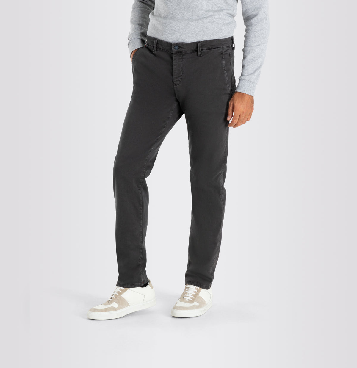 Ultimate driver pants in a chino design. | Driver Pants | deep brown | Detailed view 2 of model