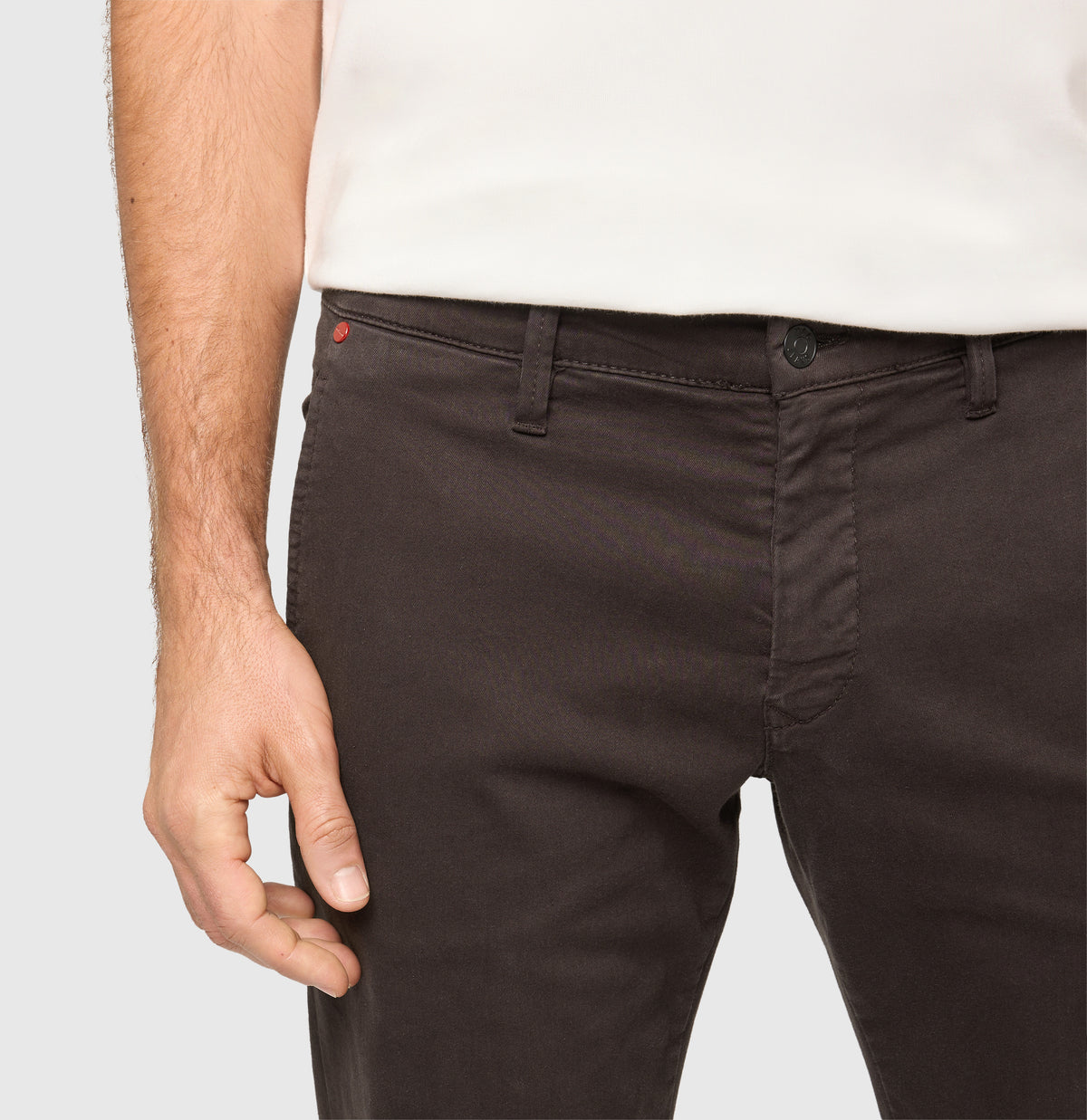 Ultimate driver pants in a chino design. | Driver Pants | deep brown | Detailed view 2 of model