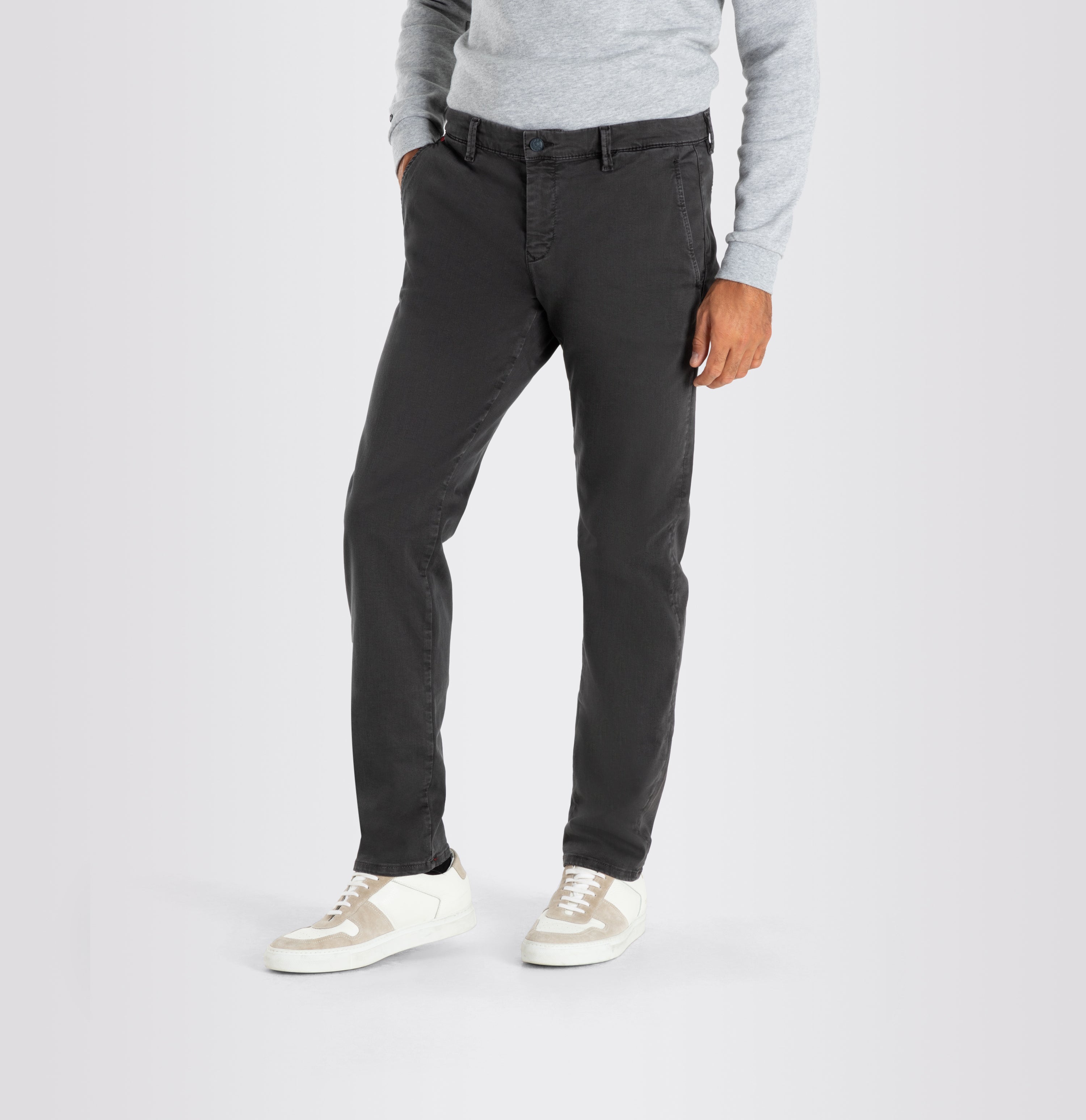 Flexible ultimate driver pants in a chino design. | Driver Pants | deep brown | Detailed view 2 of model