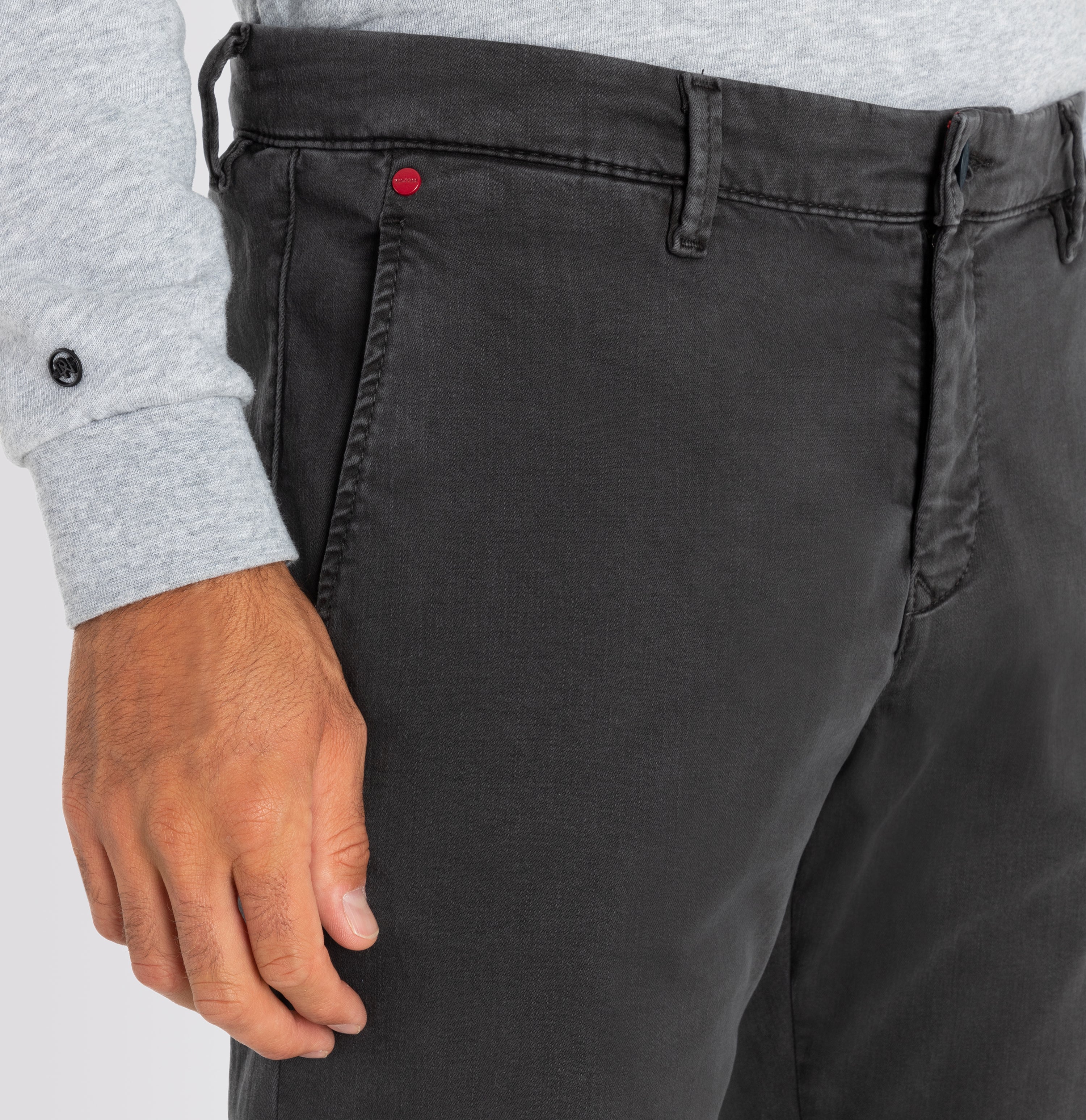 Flexible ultimate driver pants in a chino design. | Driver Pants | deep brown | Detailed view 3 of model