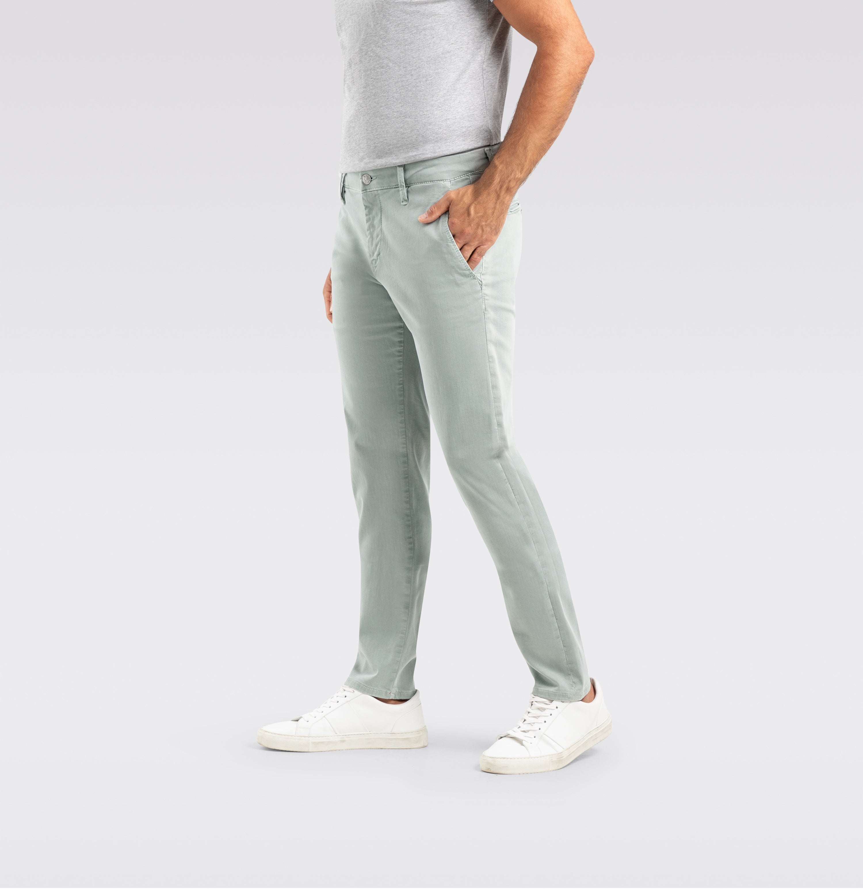 Comfortable ultimate driver pants in a chino design. | Driver Pants | wrought iron | Detailed view 2 of model