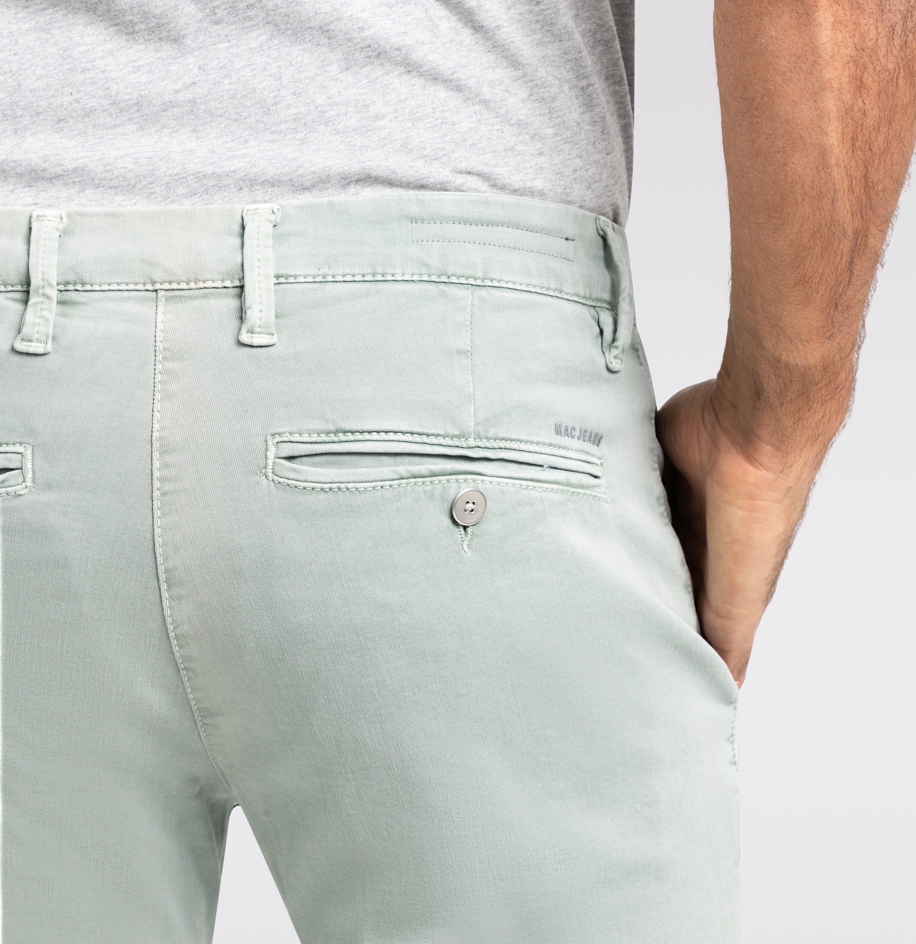 Comfortable ultimate driver pants in a chino design. | Driver Pants | wrought iron | Detailed view 3 of model