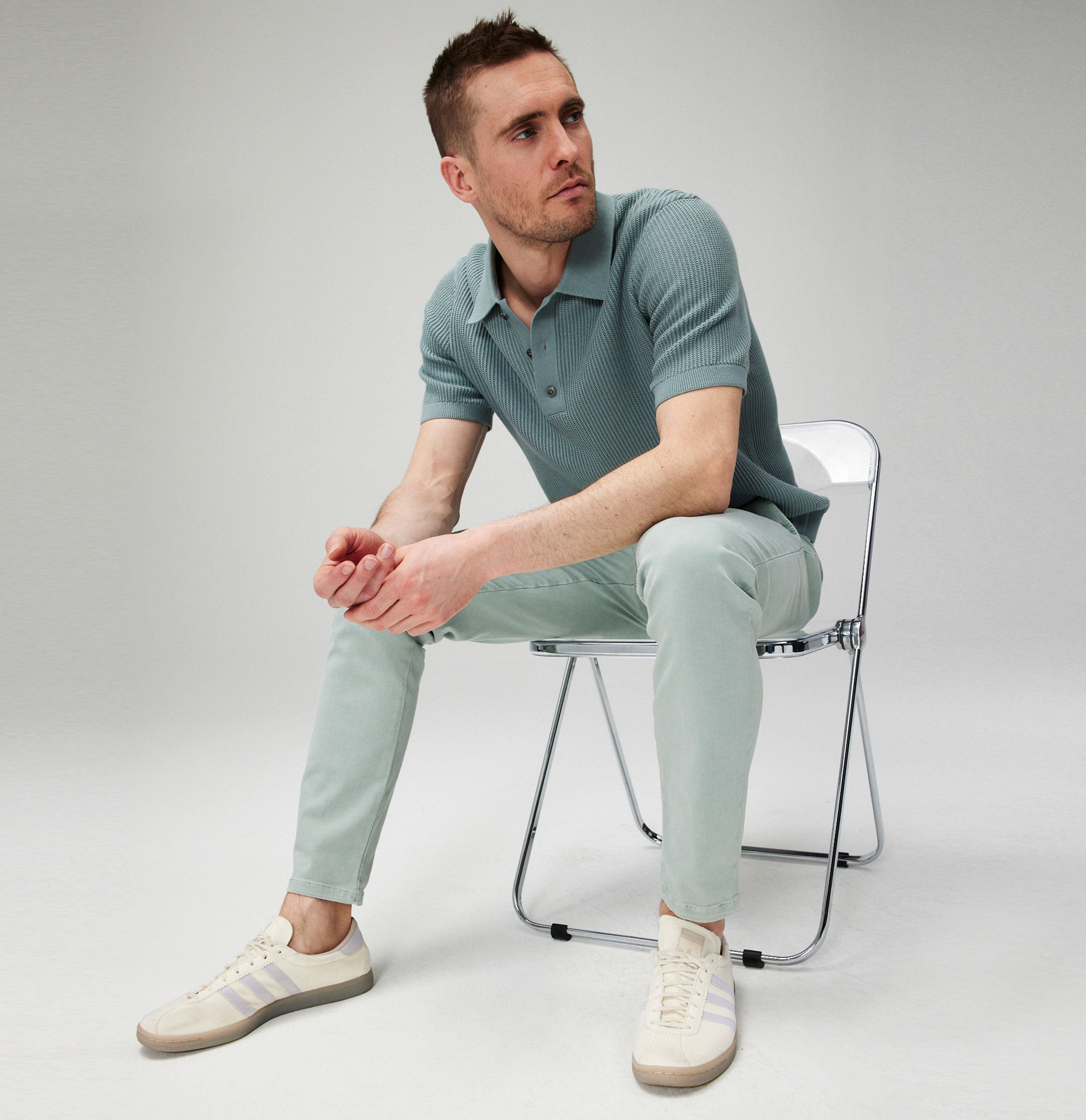 Comfortable ultimate driver pants in a chino design. | Driver Pants | wrought iron | Full-body of model