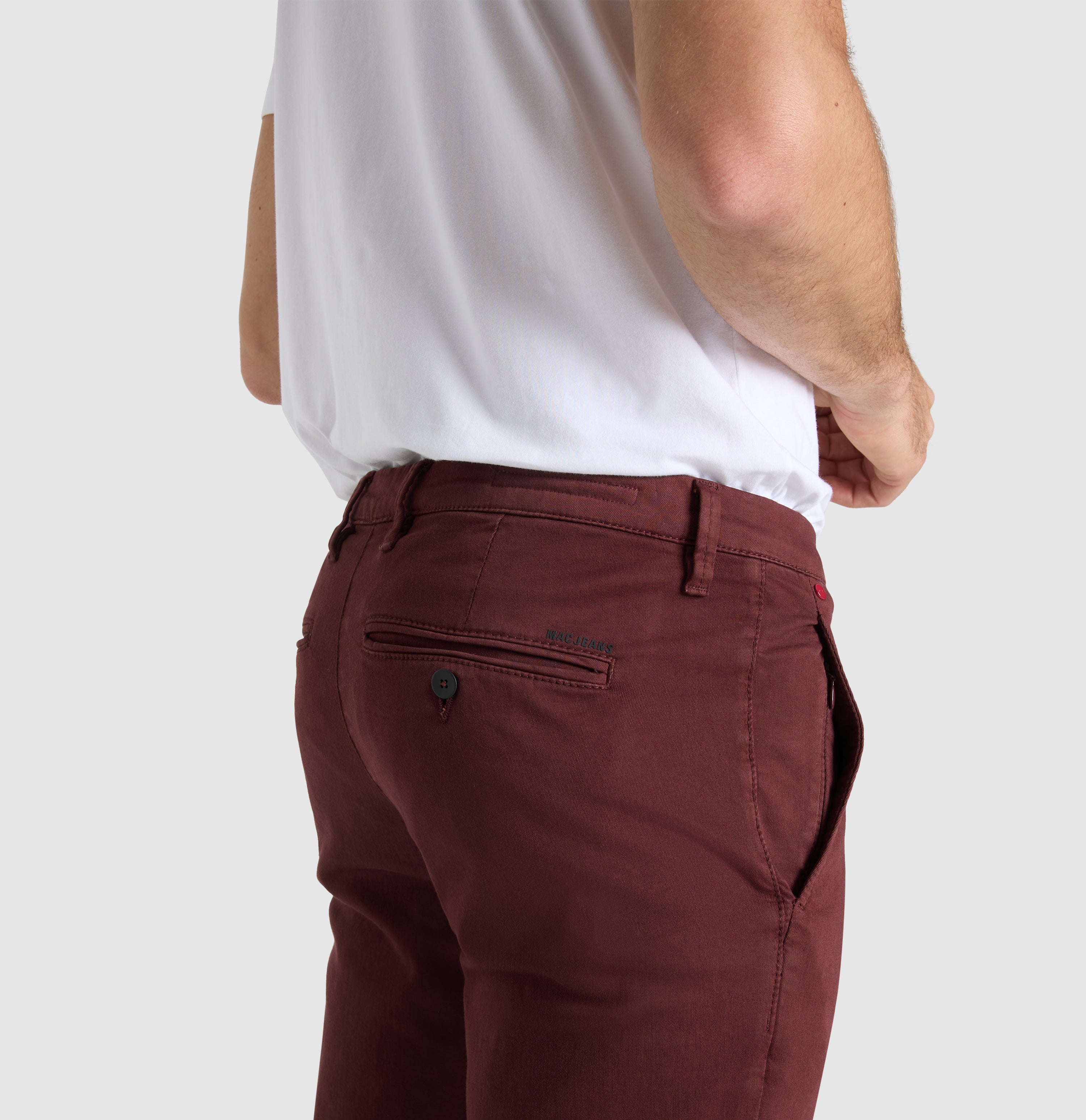 Ultimate driver pants in a chino design. | Driver Pants | dark burgundy | Detailed view 3 of model