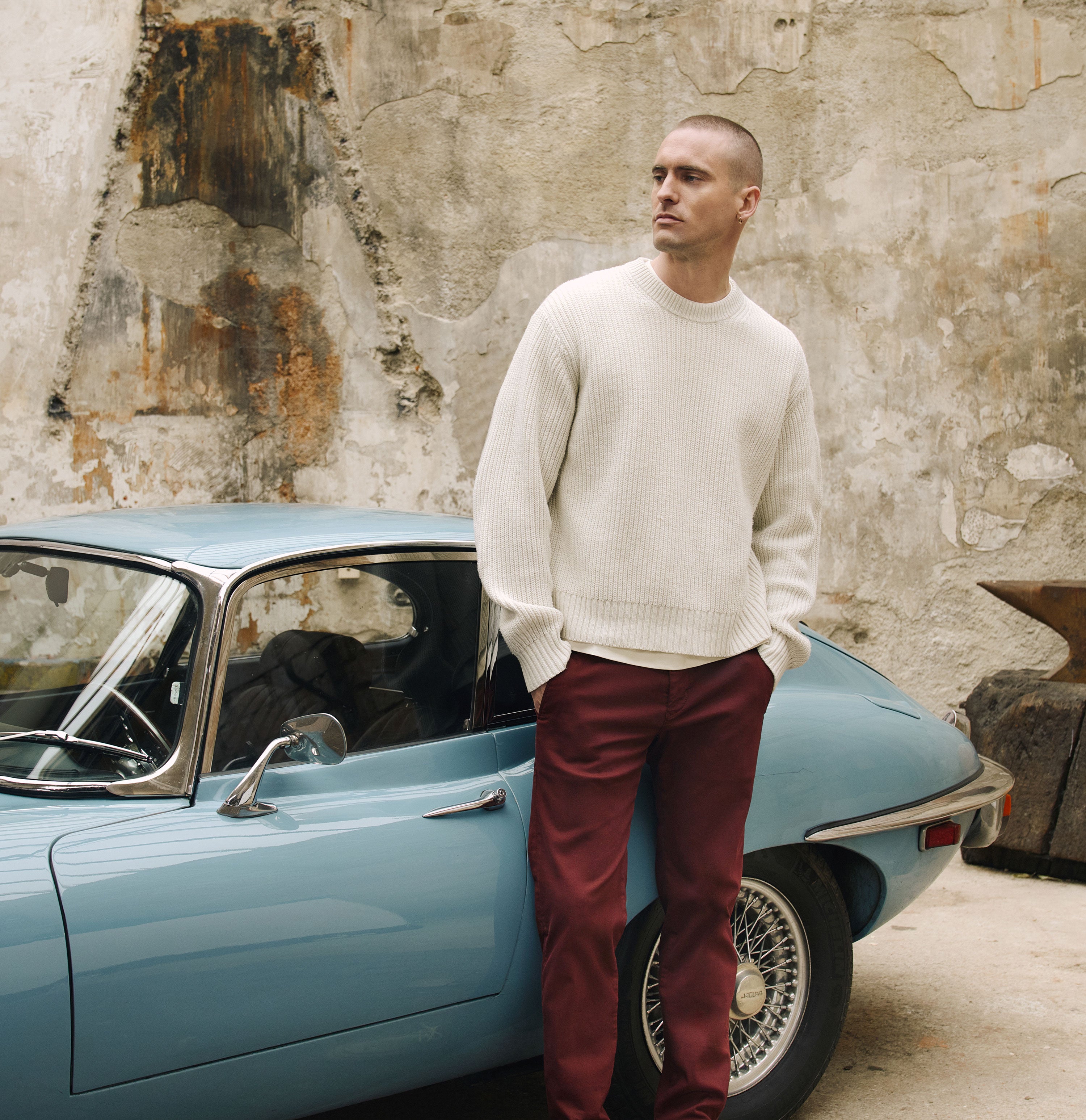 Ultimate driver pants in a chino design. | Driver Pants | dark burgundy | Full-body of model