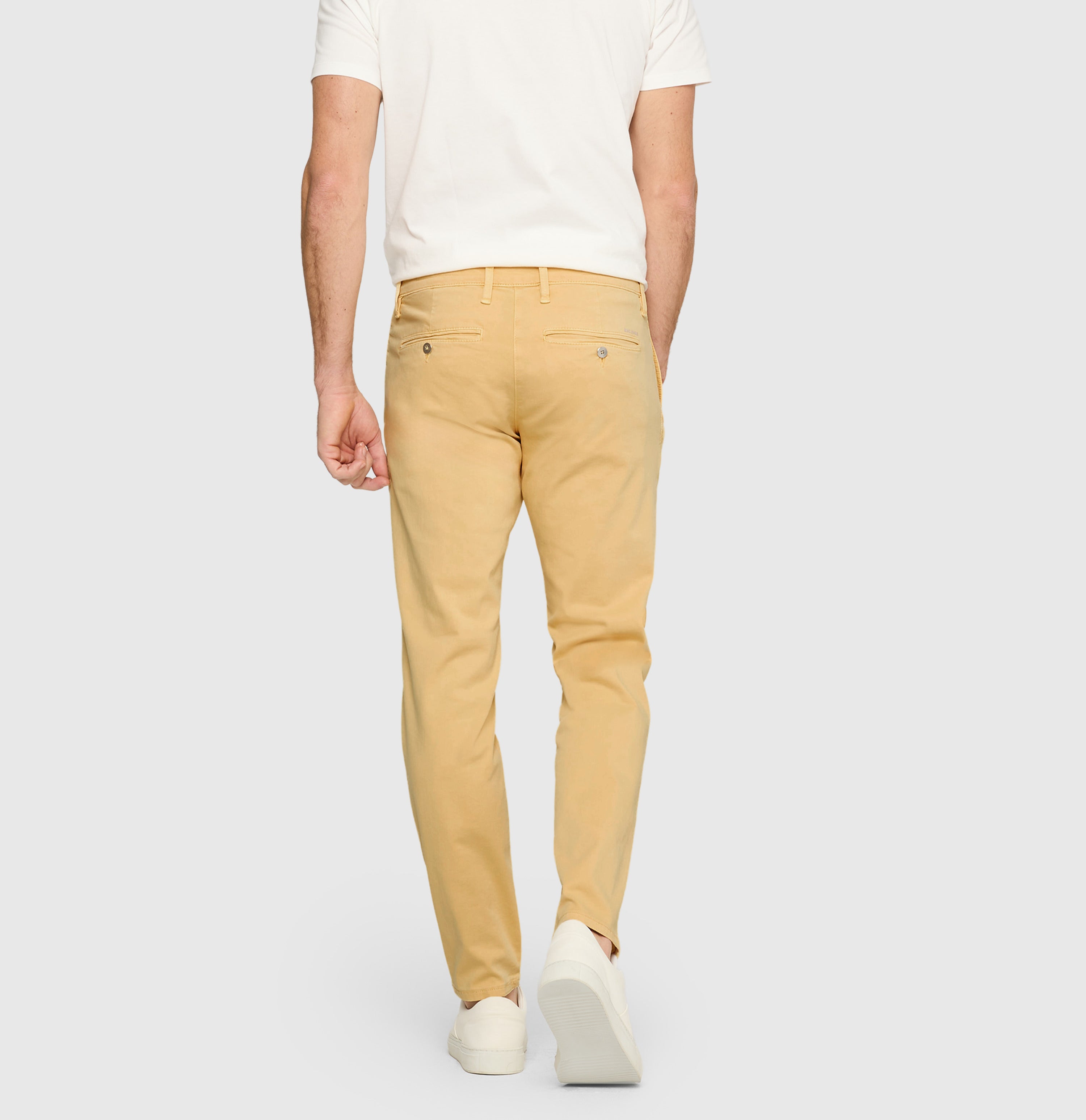 Ultimate driver pants in a chino design. | Driver Pants | pale orient | Detailed view 2 of model