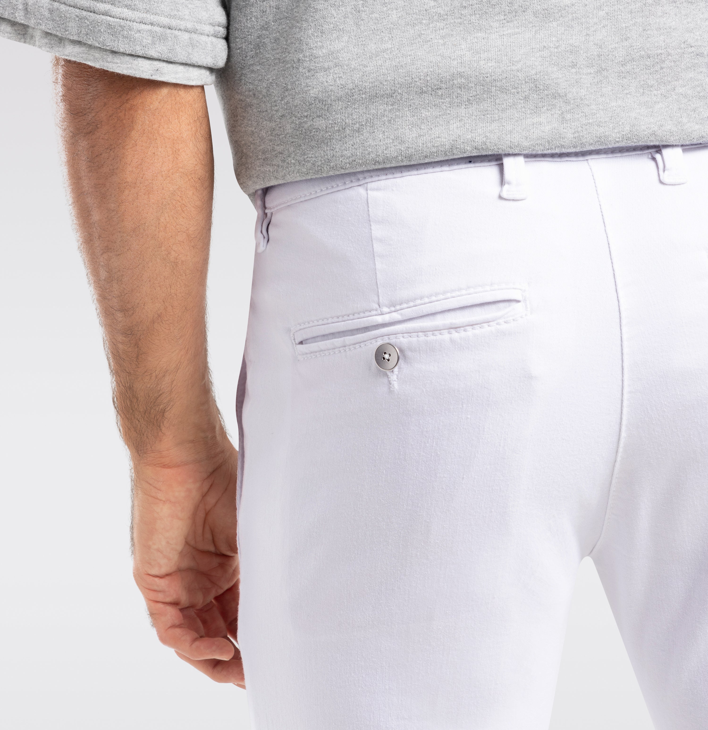 Ultimate driver pants with a chino look. | Driver Pants | white denim | Detailed view 3 of model