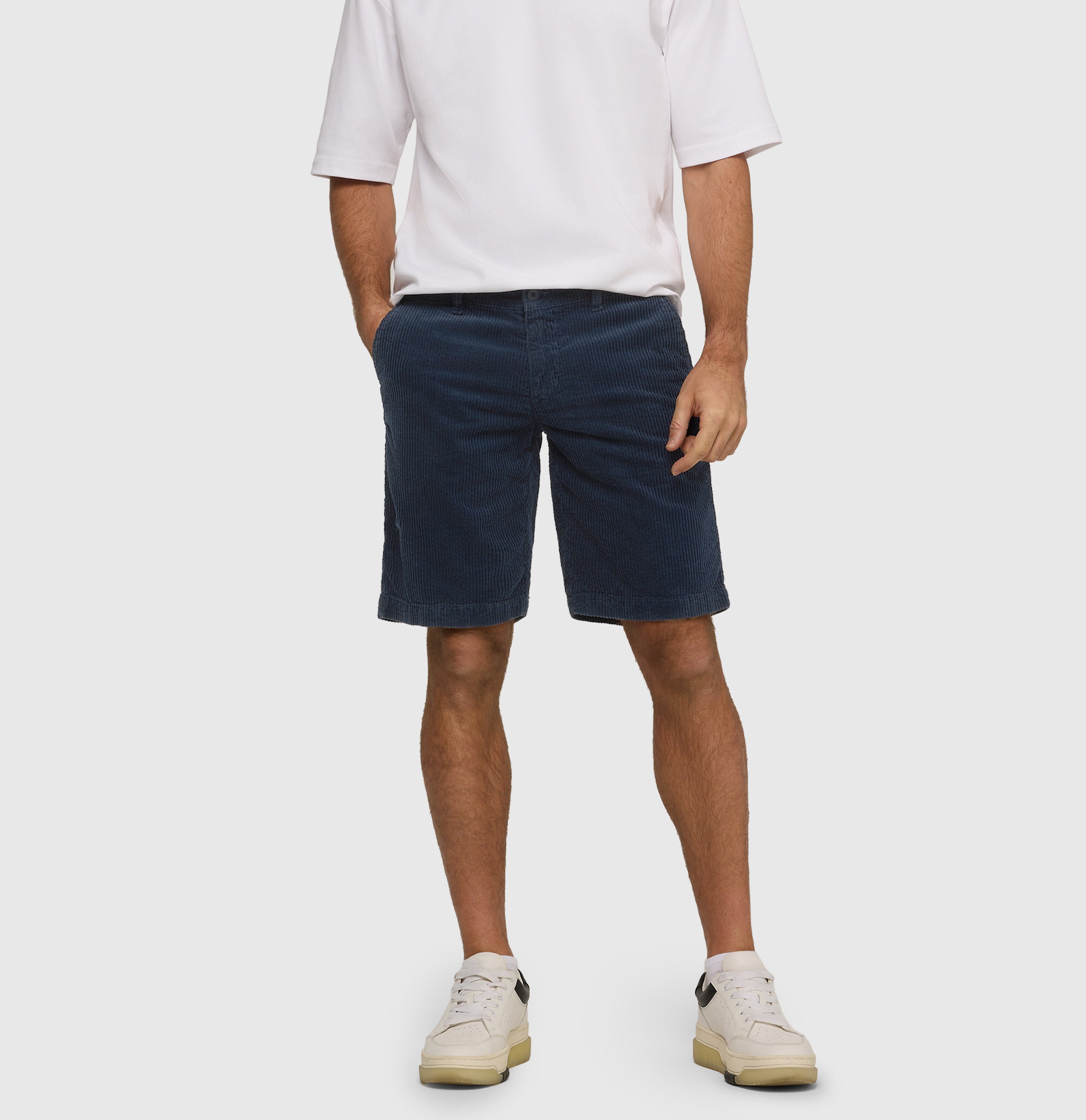 Bermuda made of summery corduroy. | Liam Bermuda | dark indigo | Front view of model