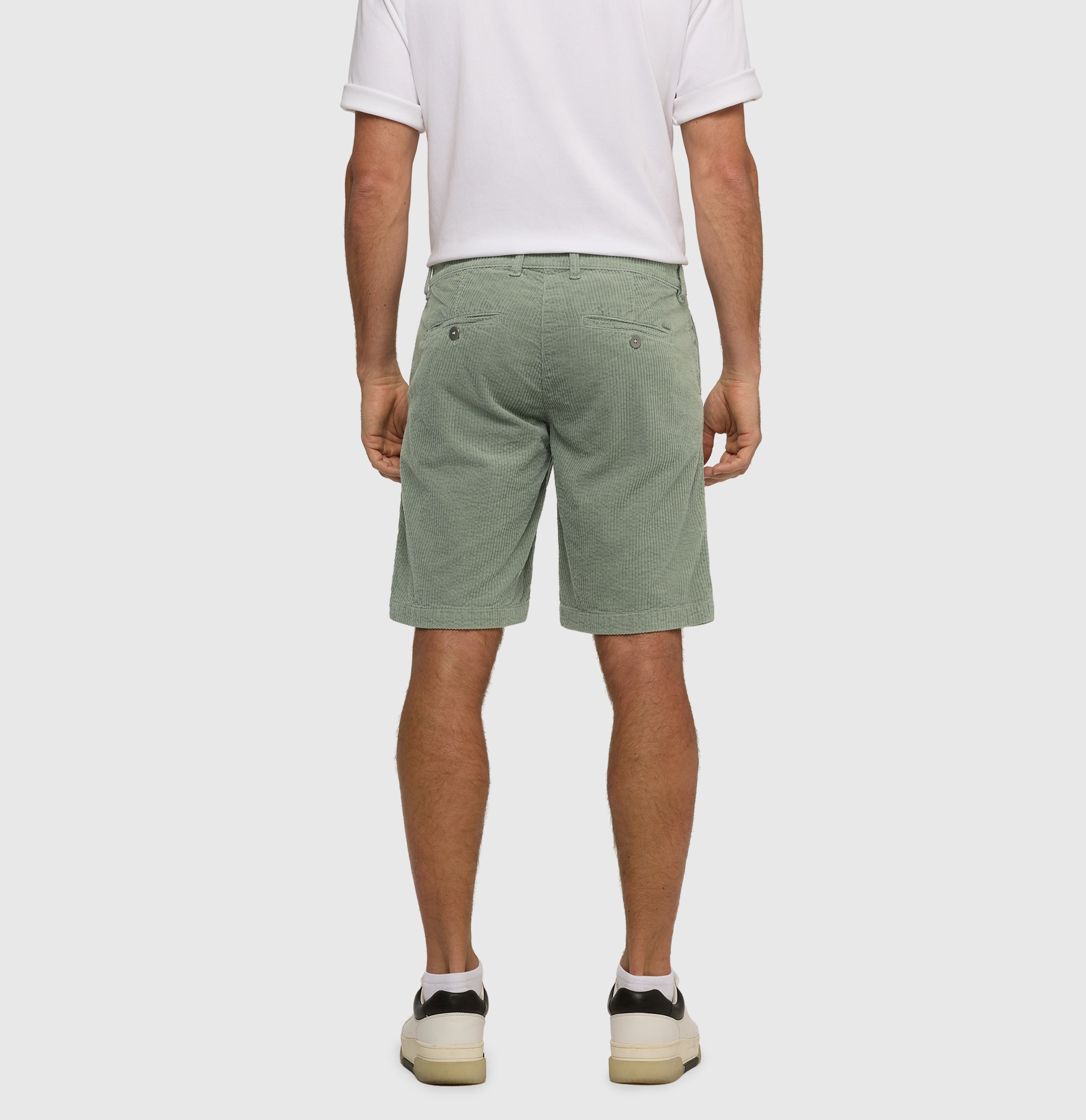 Bermuda made of summery corduroy. | Liam Bermuda | iceberg green PPT | Back view of model