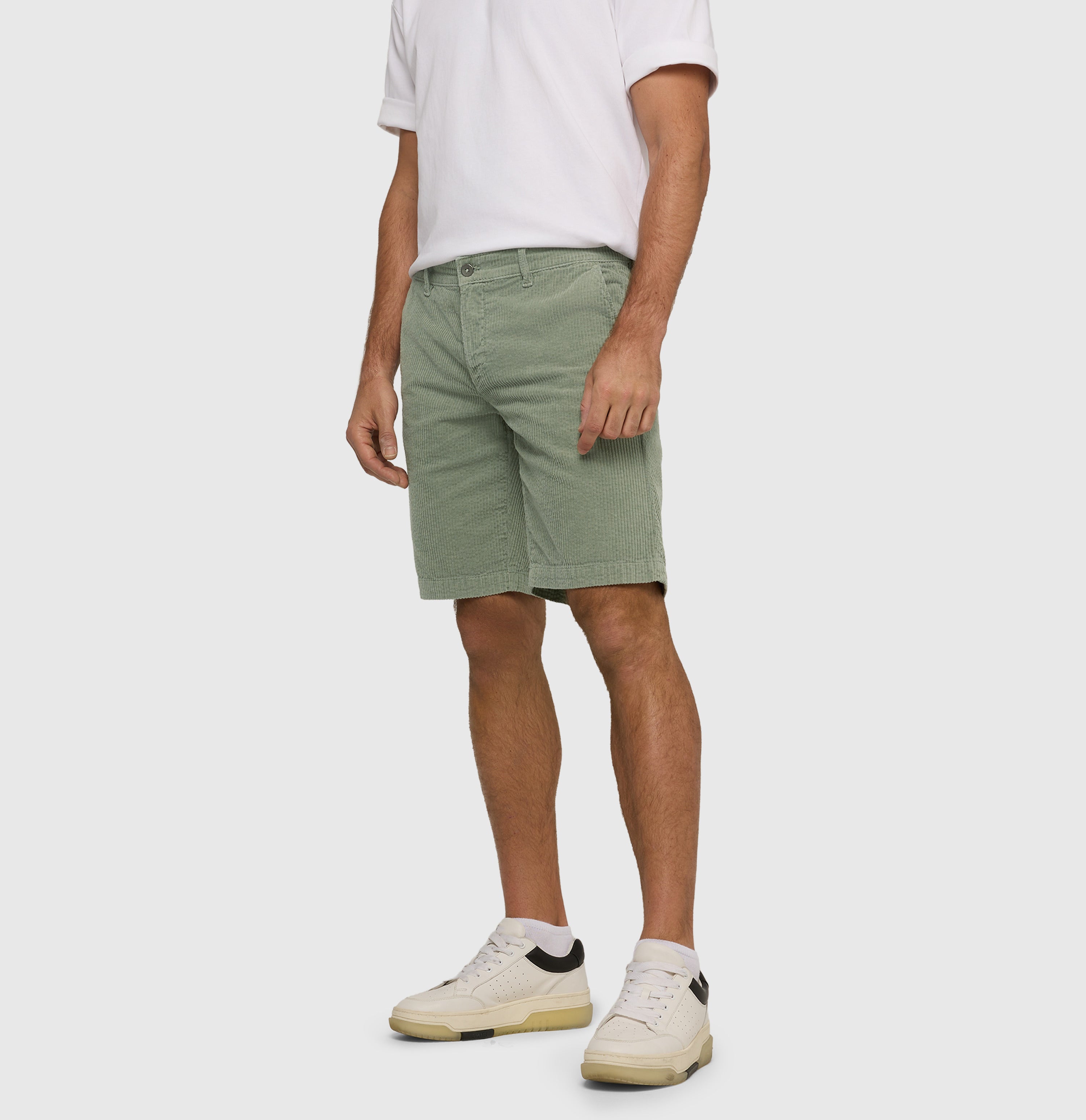 Bermuda made of summery corduroy. | Liam Bermuda | iceberg green PPT | Side view of model