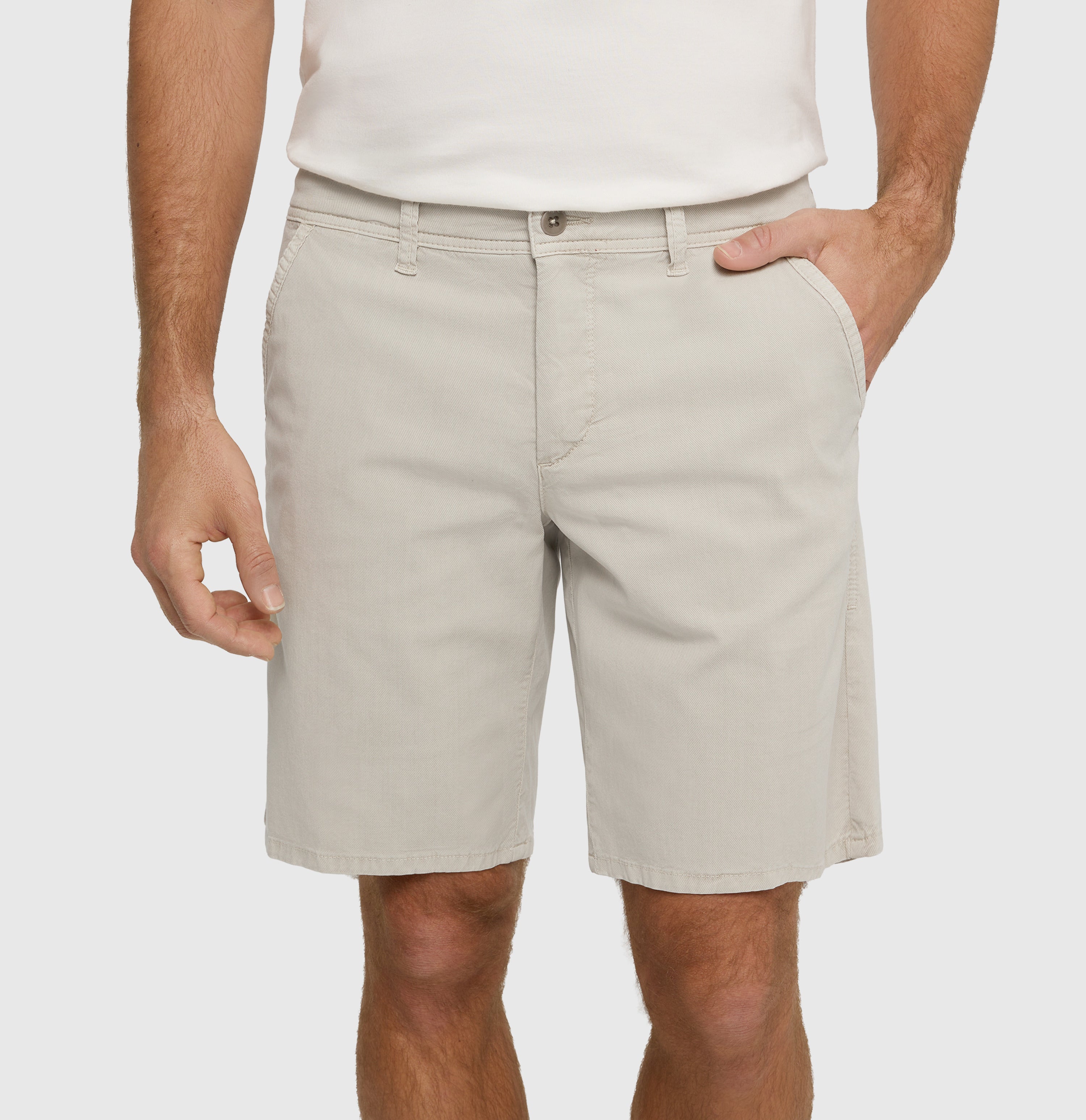 Chino Bermuda in a soft lyocell blend. | Liam Bermuda | kitt PPT | Detailed view 2 of model