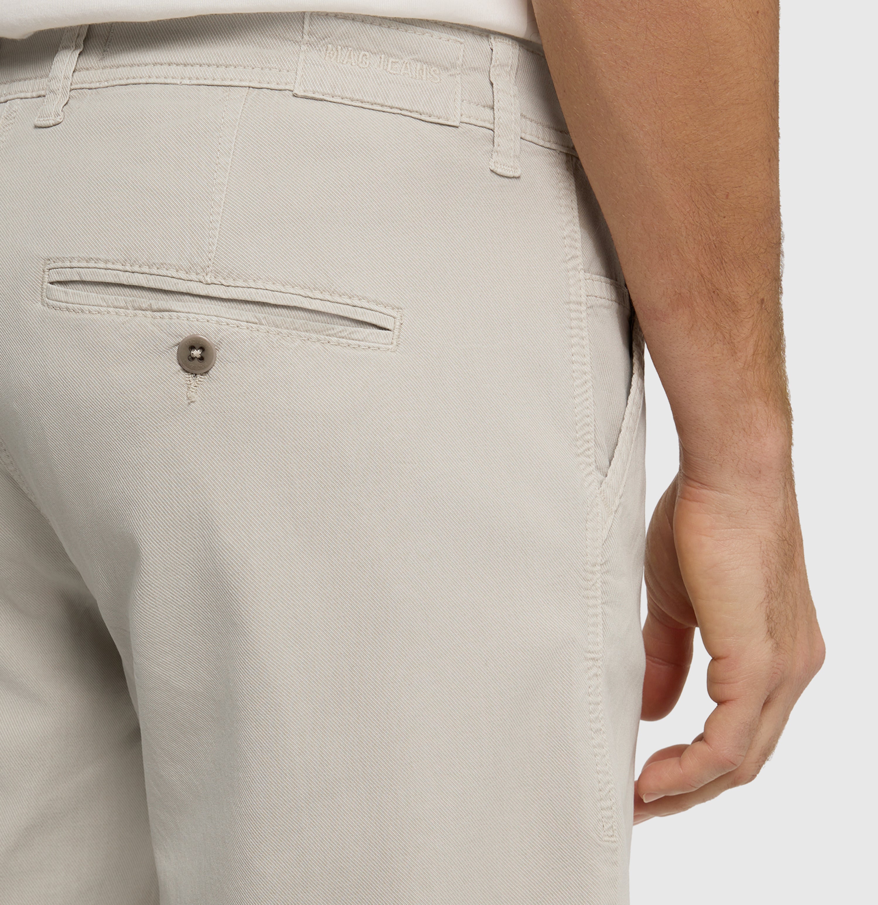 Chino Bermuda in a soft lyocell blend. | Liam Bermuda | kitt PPT | Detailed view 3 of model