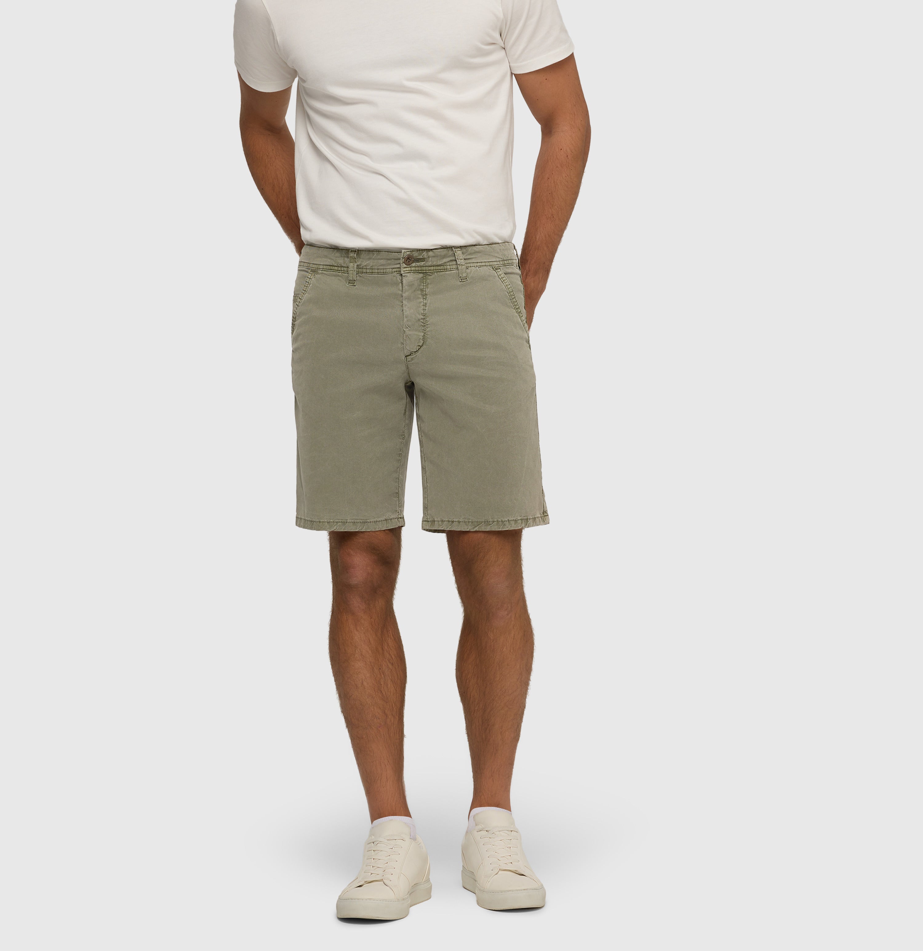 Chino Bermuda in a soft lyocell blend. | Liam Bermuda | leaf green PPT | Front view of model