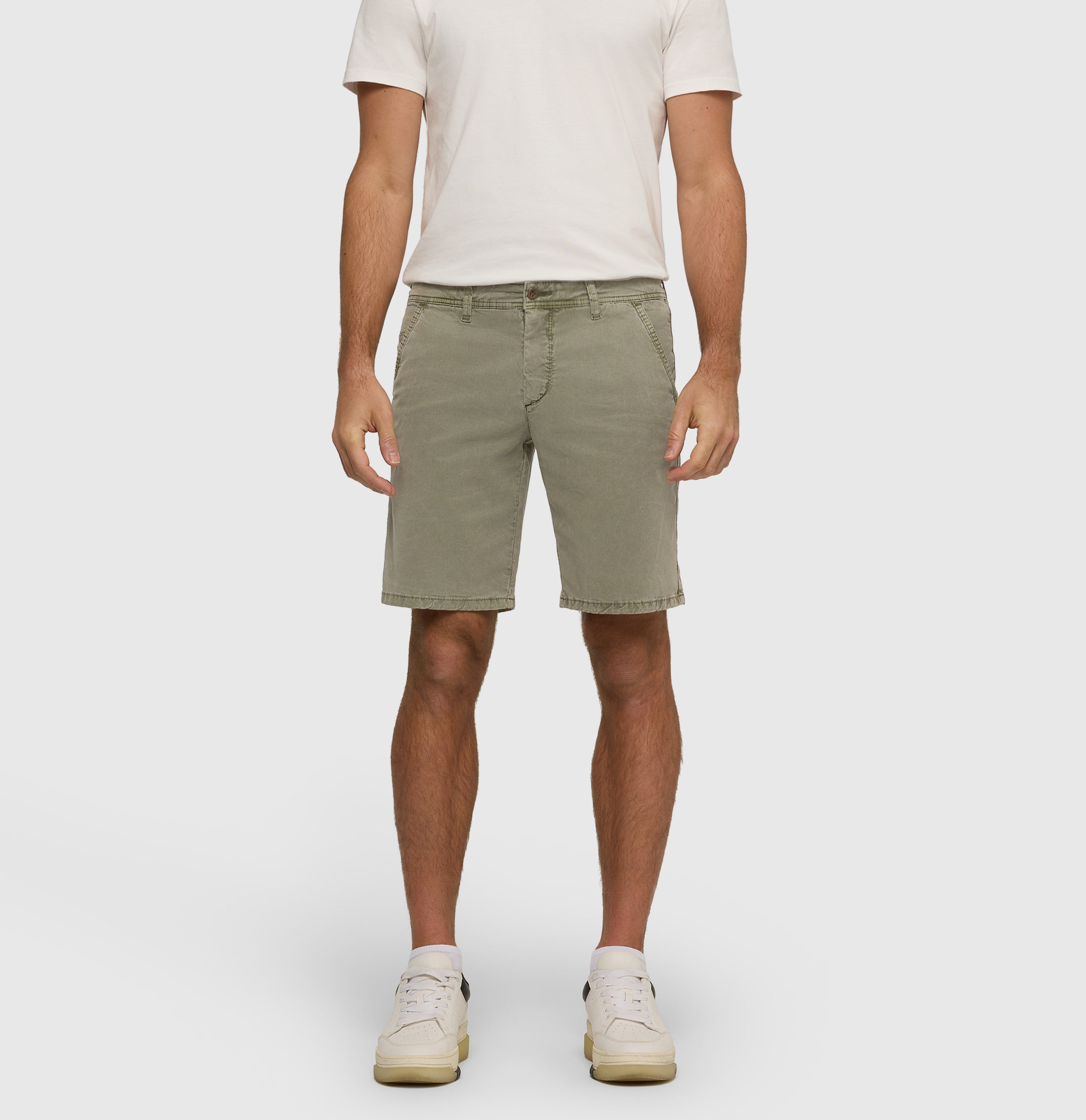 Chino Bermuda in a soft lyocell blend. | Liam Bermuda | leaf green PPT | Side view of model
